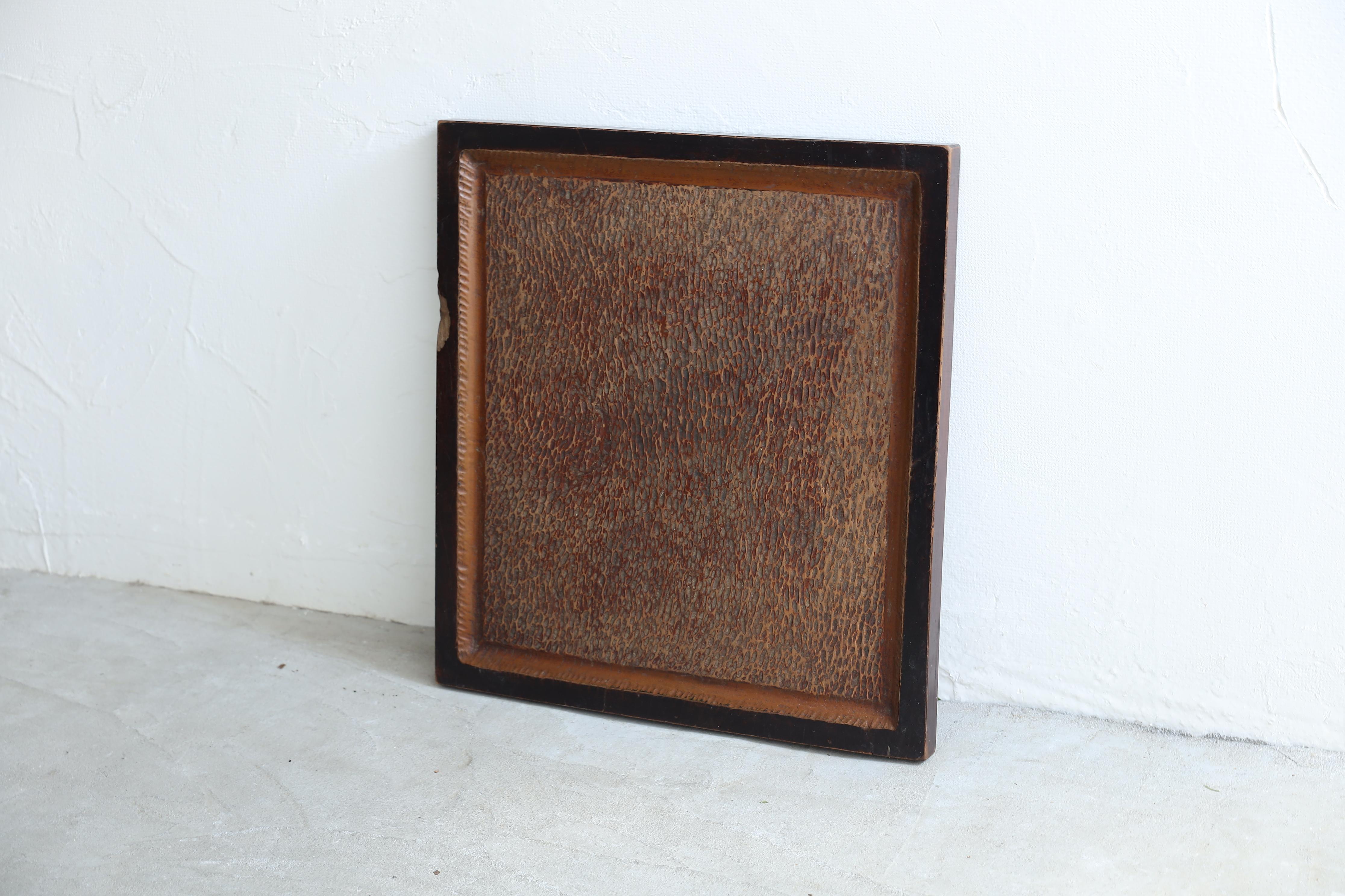 Este adorno colgante de pared de madera tallada está hecho con madera de zelkova reciclada de una mesa kotatsu del periodo Meiji.

La hermosa veta de la madera ha sido cuidadosamente tallada a mano por un artesano y acabada con un cuidadoso