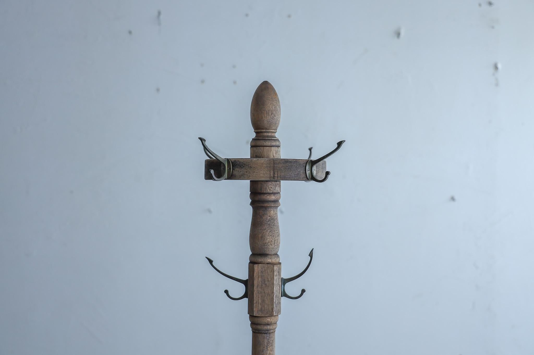 Ce portemanteau antique est fabriqué en chêne.

La forme verticale et épurée resserre l'espace, tandis que le grain de bois doux apporte de la chaleur.

Les crochets du haut et du bas sont en laiton.

Le lustre subtil et les courbes délicates