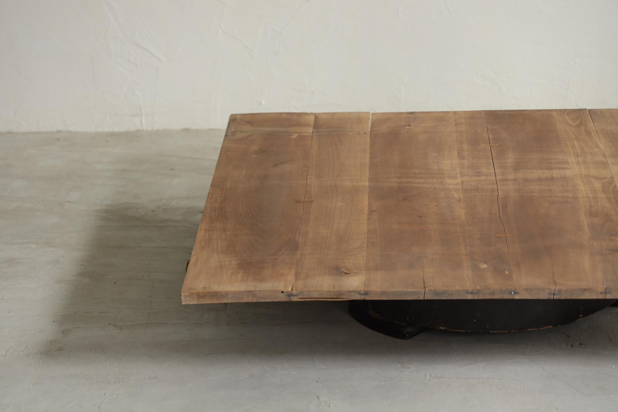 Japanischer Antiker Holztisch , Primitiver Niedriger Tisch , Wabi Sabi (Handgefertigt) im Angebot