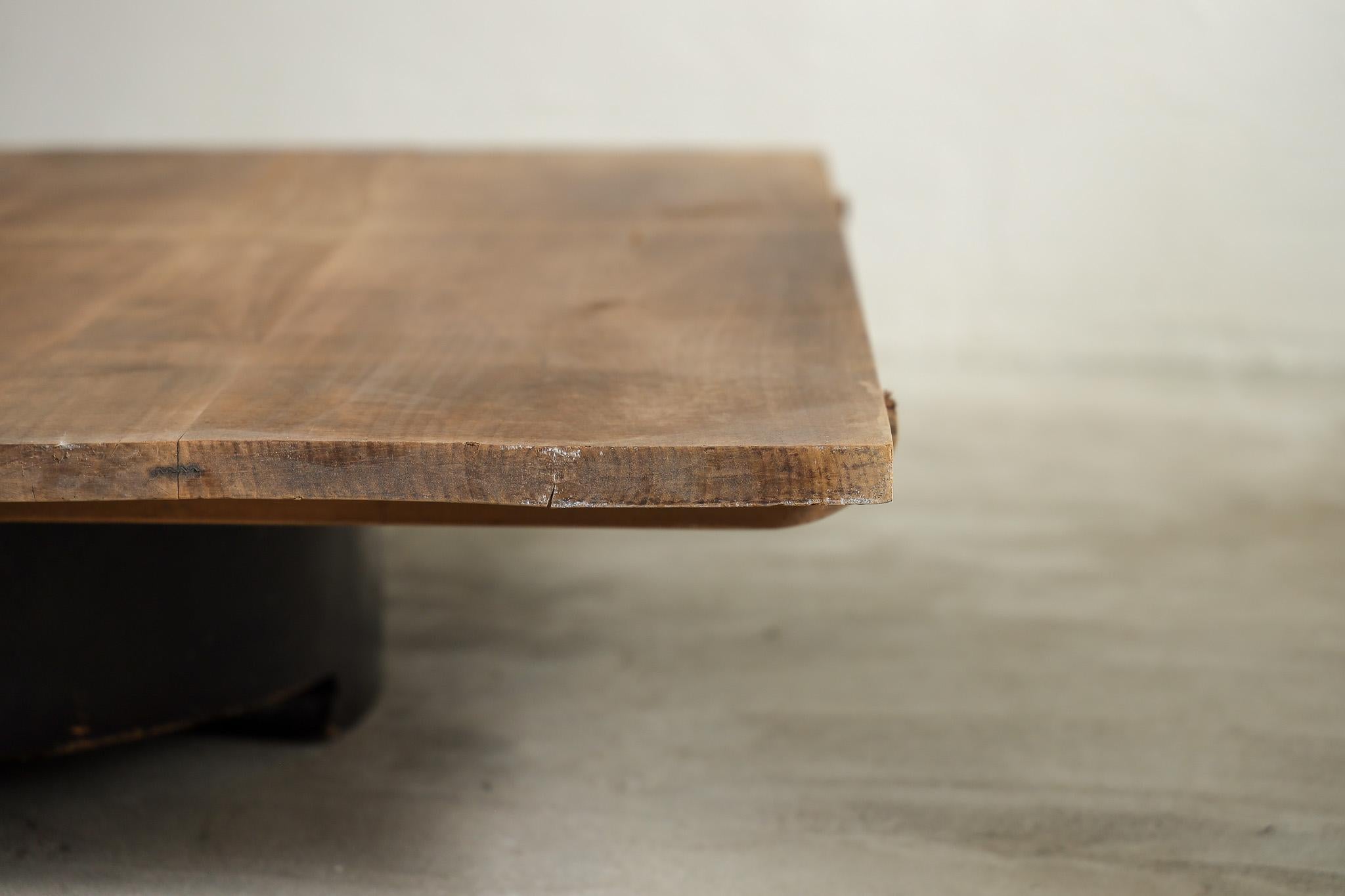 Japanischer Antiker Holztisch , Primitiver Niedriger Tisch , Wabi Sabi (20. Jahrhundert) im Angebot