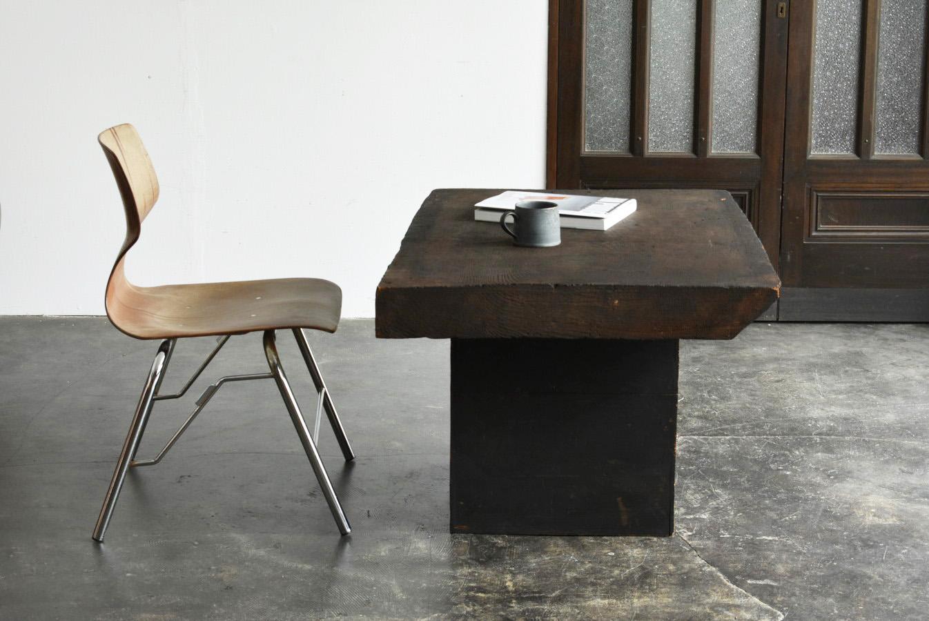 This is an item from Japan's Meiji to Taisho eras (1868-1900).
It was originally used by a farmer, but it has been left unused for a long time, so it is black like this.
The material is pine or cedar wood.
And the table base is an old black wooden