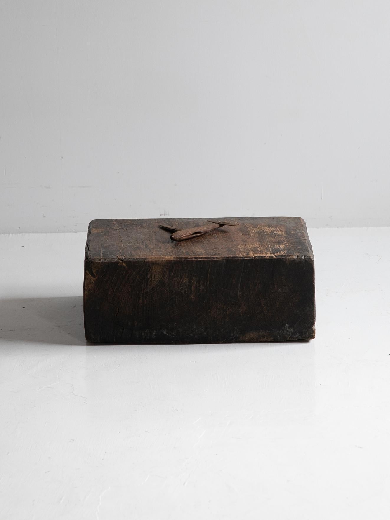 This is a very old Exhibition stand made in Japan.
It is from the Meiji period. (1860s-1920s)

It is a hard and durable material that grows wild only in the cold regions of northeastern Japan.

It has a massive and dynamic impression.
The unique