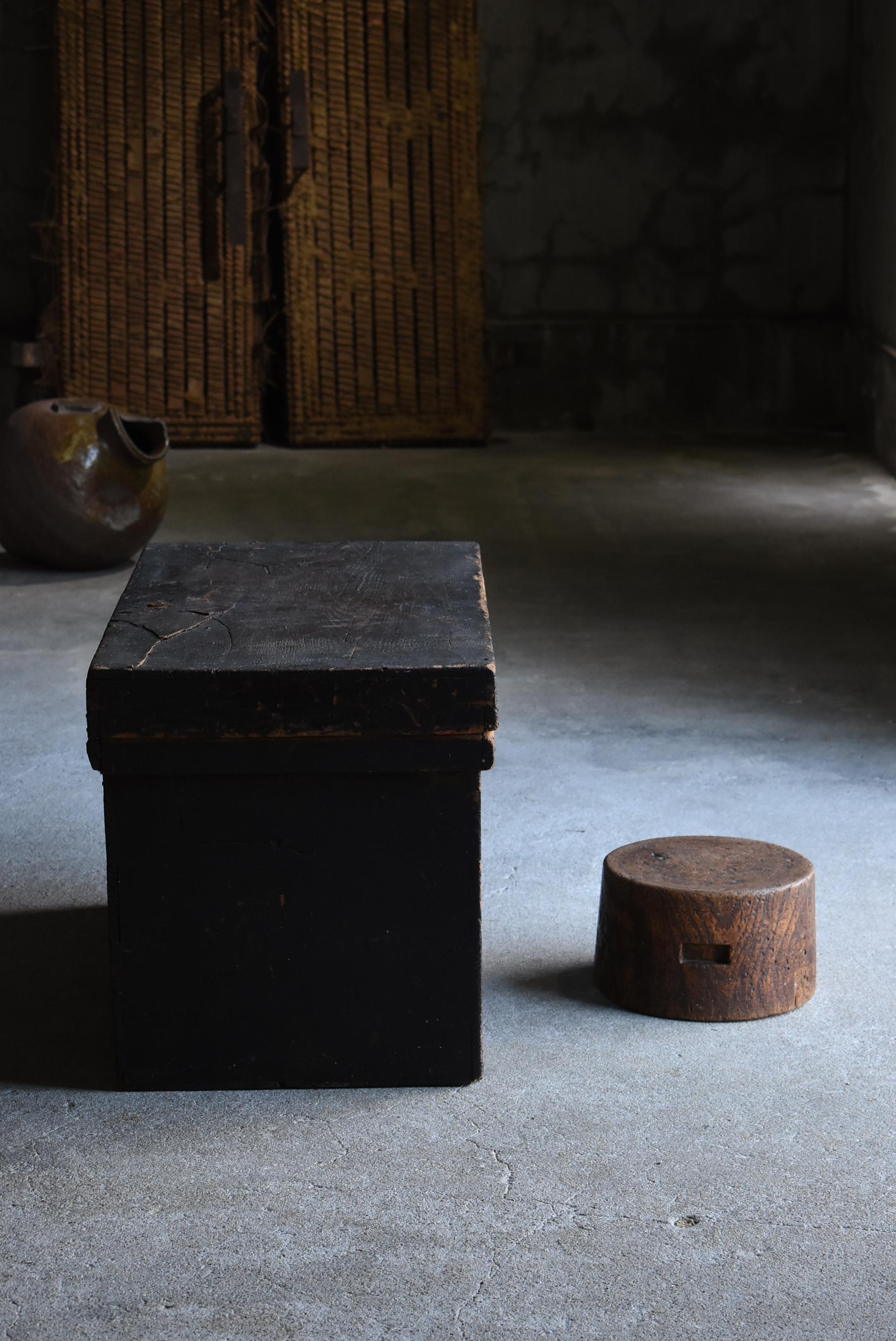 This is a very old Japanese wooden block stool.
It is from the Meiji period (1860s-1900s).
The material is zelkova.

It is sturdy and stable.

The carved handle makes it easy to move.

It is rustic and tasteful, and evokes the world of 