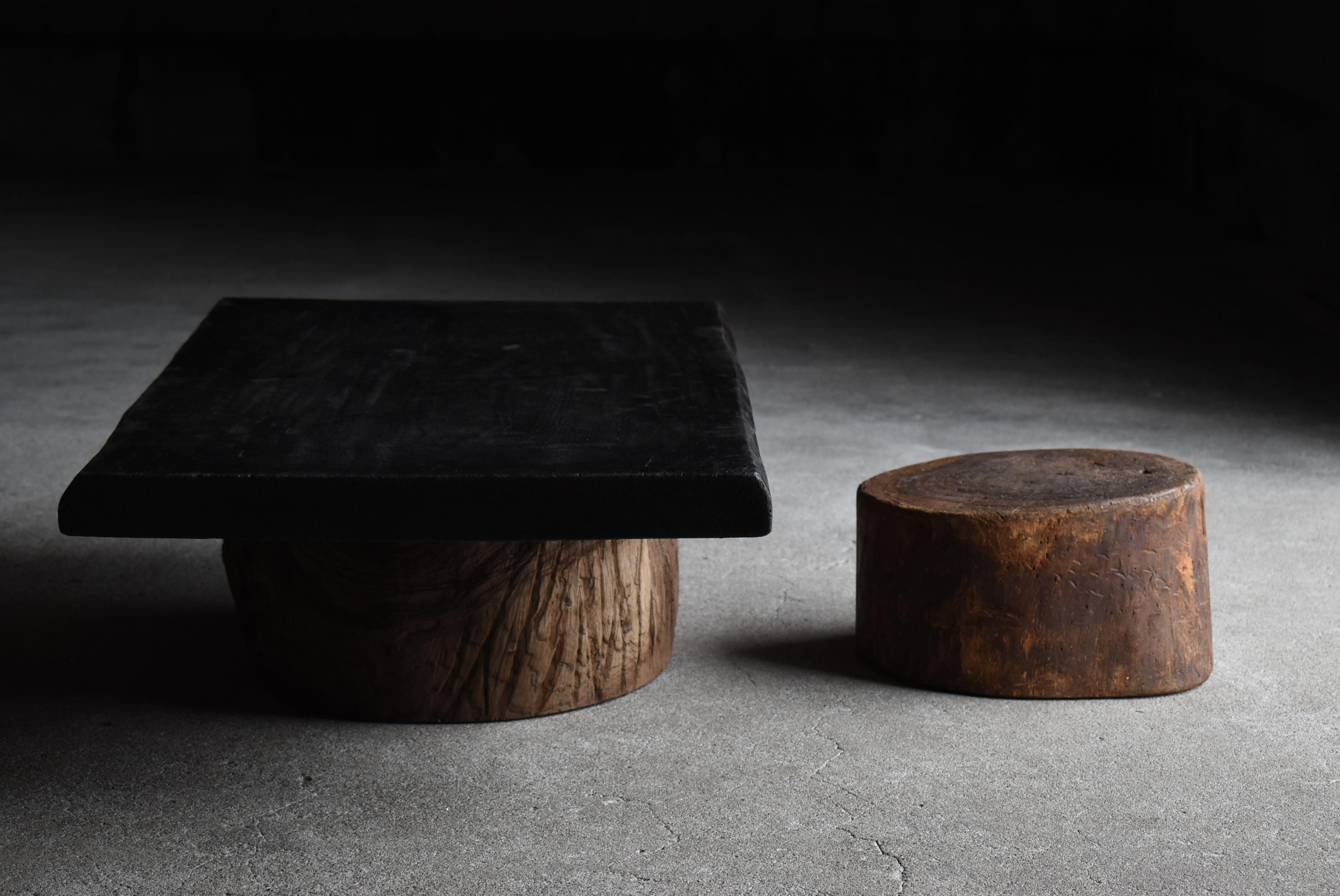 Very old Japanese wooden block stool.
It dates from the Meiji period (1860s-1900s).
The material is zelkova.

It is sturdy and stable.
The seat is slanted and easy to sit on.

The grain of the zelkova wood is beautiful.
Rustic and tasteful,