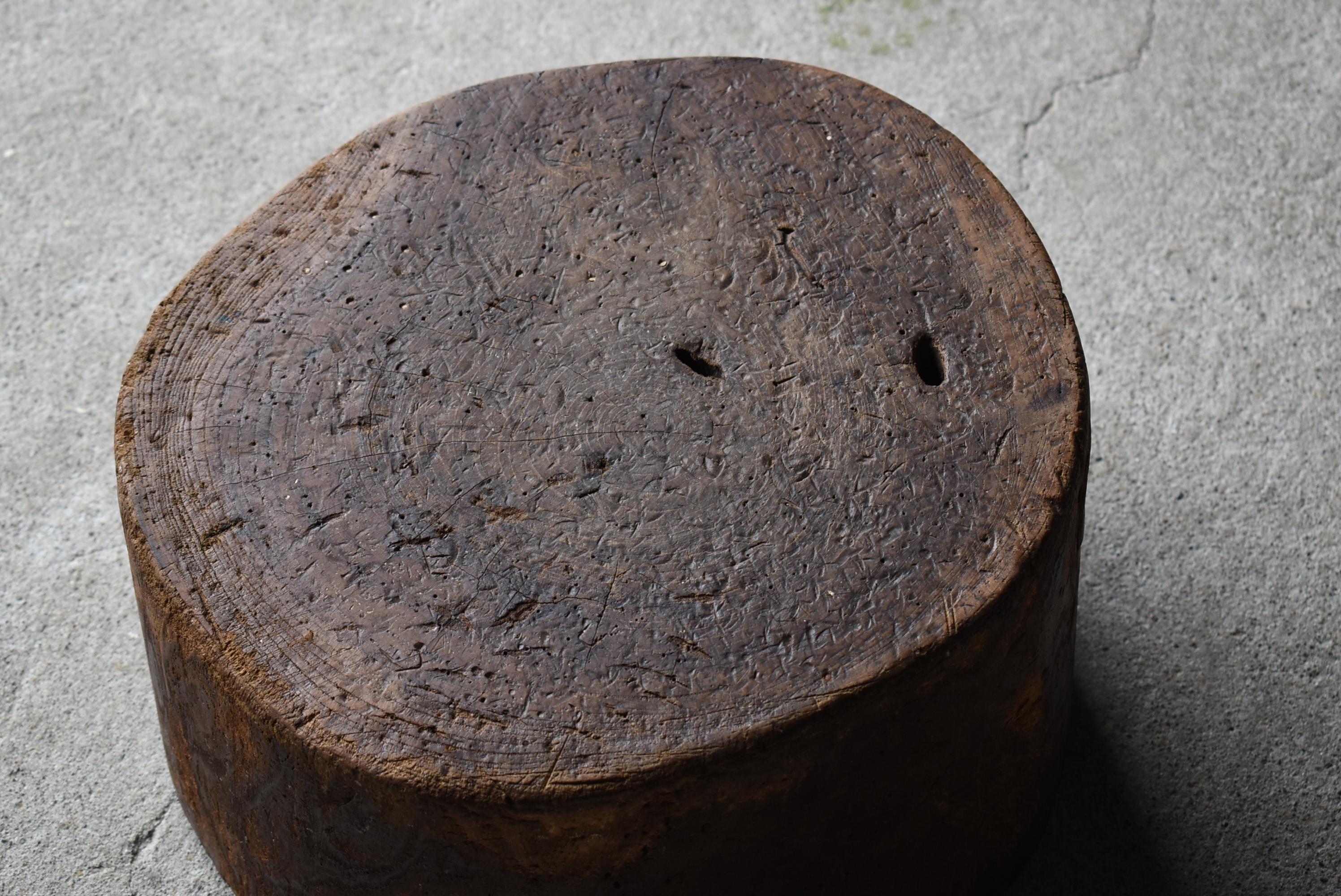 Japanese Antique Wooden Block Stool 1860s-1900s / Wabisabi Wood Chair Primitive In Good Condition In Sammu-shi, Chiba
