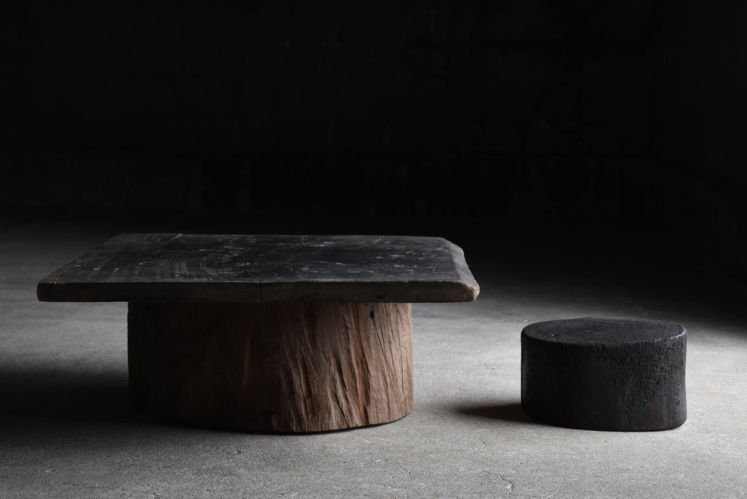 Very old Japanese wooden block stool.
It was made during the Meiji period (1860s-1900s).
The material is zelkova.

It is sturdy and stable.
The seat is slanted and easy to sit on.

The grain of the zelkova wood is beautiful.
Rustic and