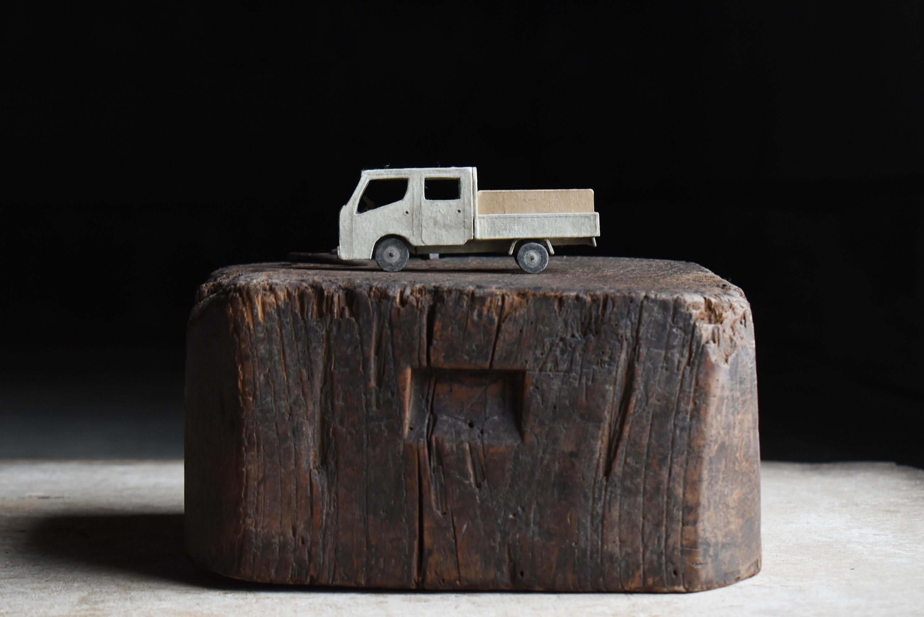Se trata de un antiguo banco de trabajo japonés de bloques de madera, que se cree que se utilizó a principios del periodo Showa (1900-1940). El material es madera de zelkova (keyaki).

Los innumerables arañazos, abolladuras y la suavidad de su