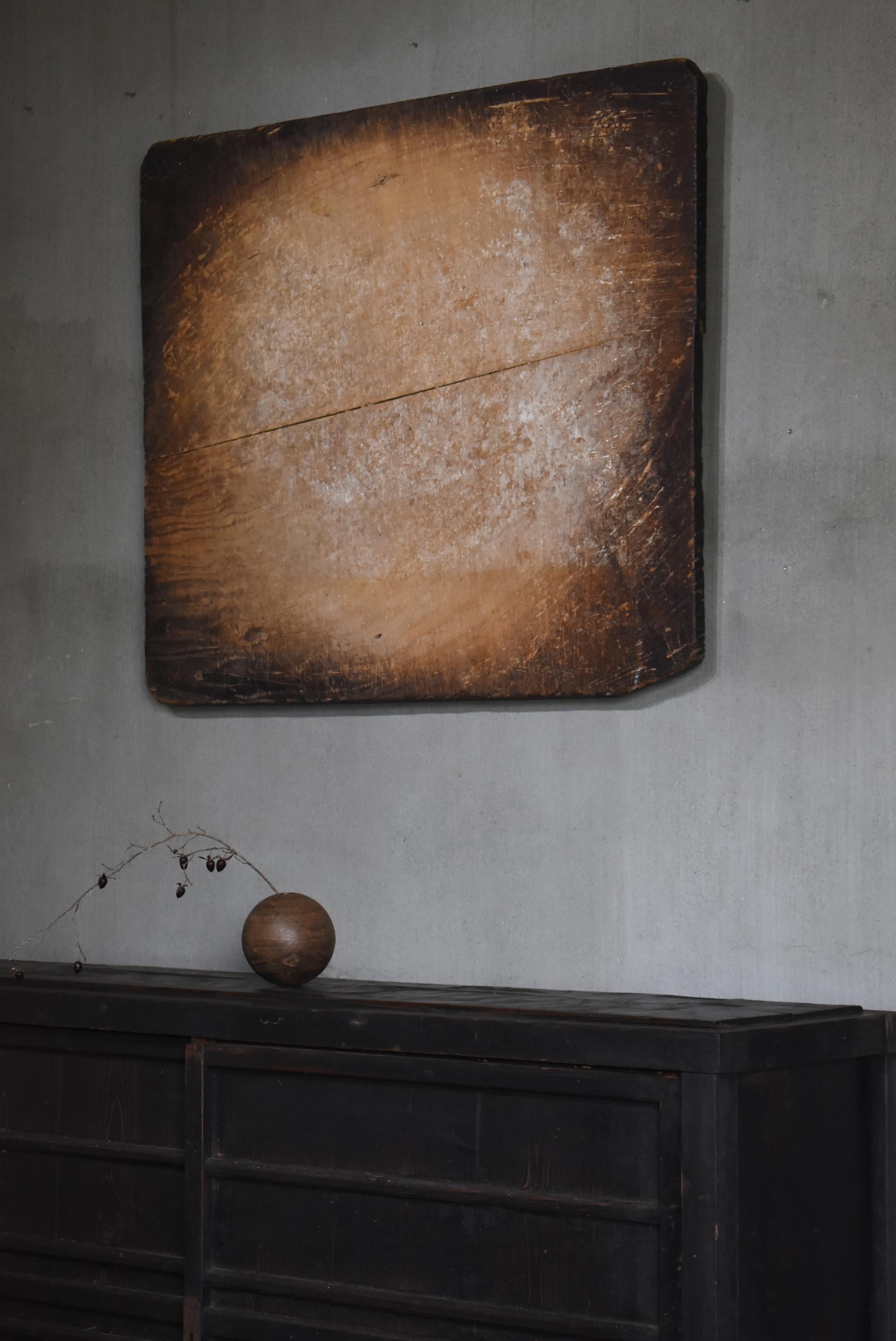 This is a very old Japanese wooden workboard.
It was made during the Meiji period (1860s-1900s).
It is made of cedar wood.

It was originally a workboard for kneading wheat.
Through years of use and aging, it has become as beautiful as an abstract