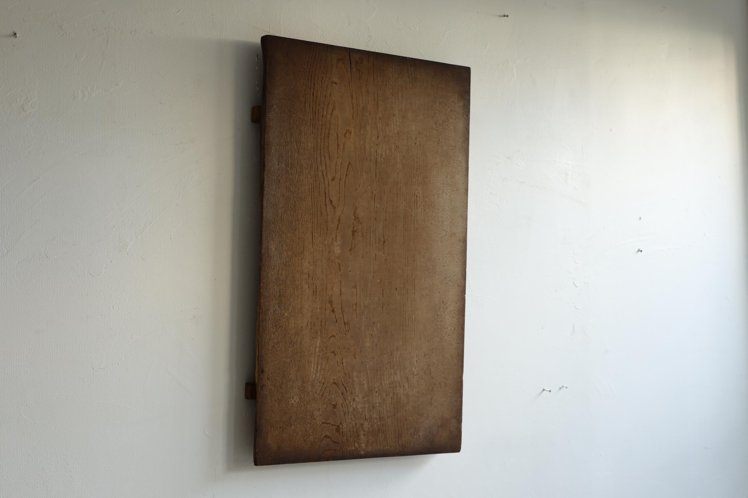 This is a wooden antique board from the Meiji era.

It is made of high-grade Japanese chestnut wood.
It has a beautiful appearance due to years of use and aging.

It was used as a board for kneading buckwheat and udon noodles at that