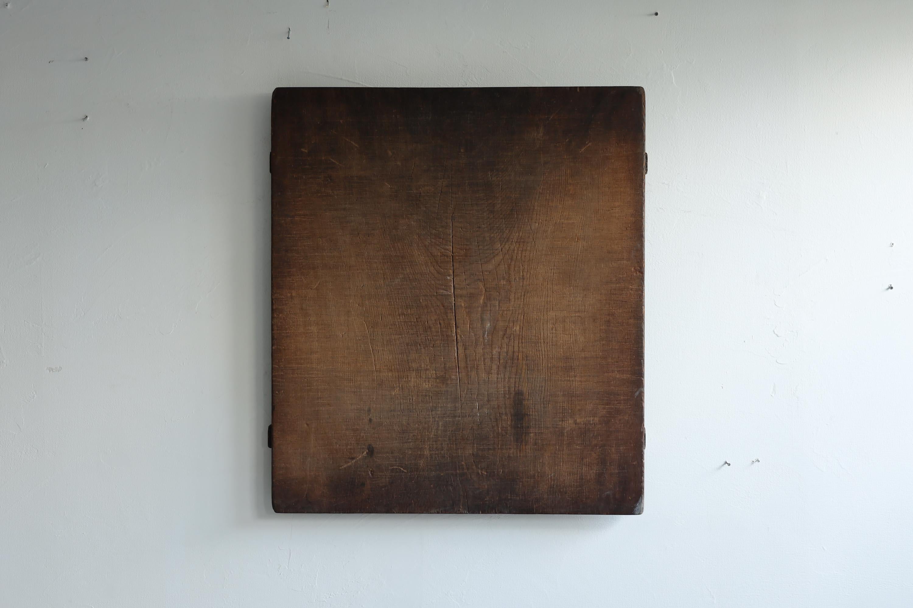 This is a wooden antique board from the Meiji era.

It is made of high-grade Japanese zelkova wood.
It has a beautiful appearance due to years of use and aging.

It was used as a board for kneading soba or udon noodles at that time.
Please
