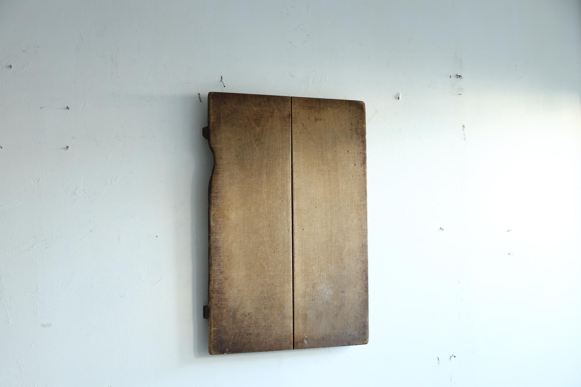 This is a wooden antique board from the Meiji era.

It is made of Japanese cedar wood.
It has a beautiful appearance due to years of use and aging.

It was used as a board for kneading buckwheat noodles and udon noodles at that time.
Please hang it
