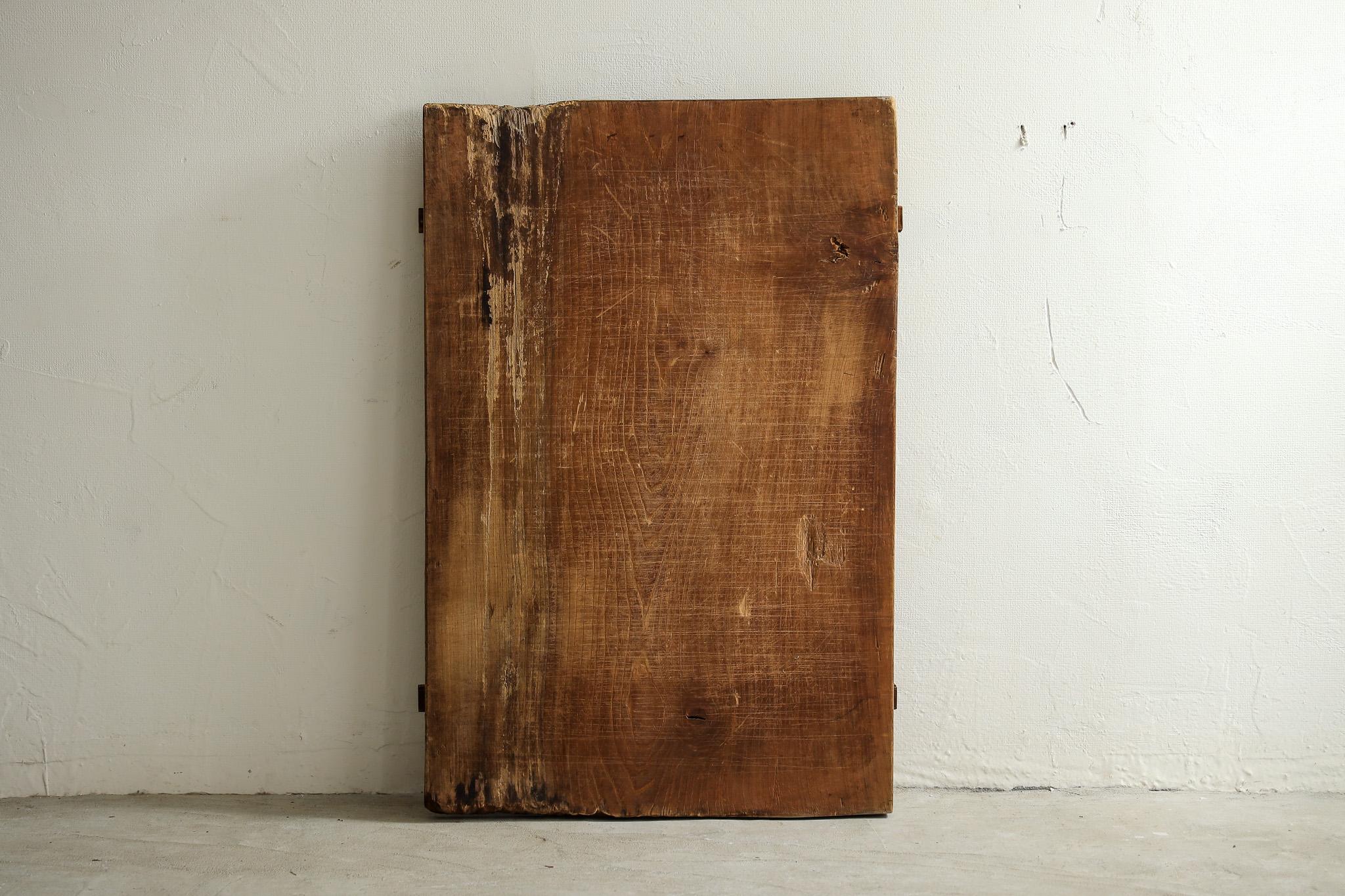 This wooden board was made in the Taisho era.

The dense and beautiful grain of the wood, unique to time-honored zelkova, is eye-catching. The color that has deepened over the years, the irregular wood grain created by nature, and the rough