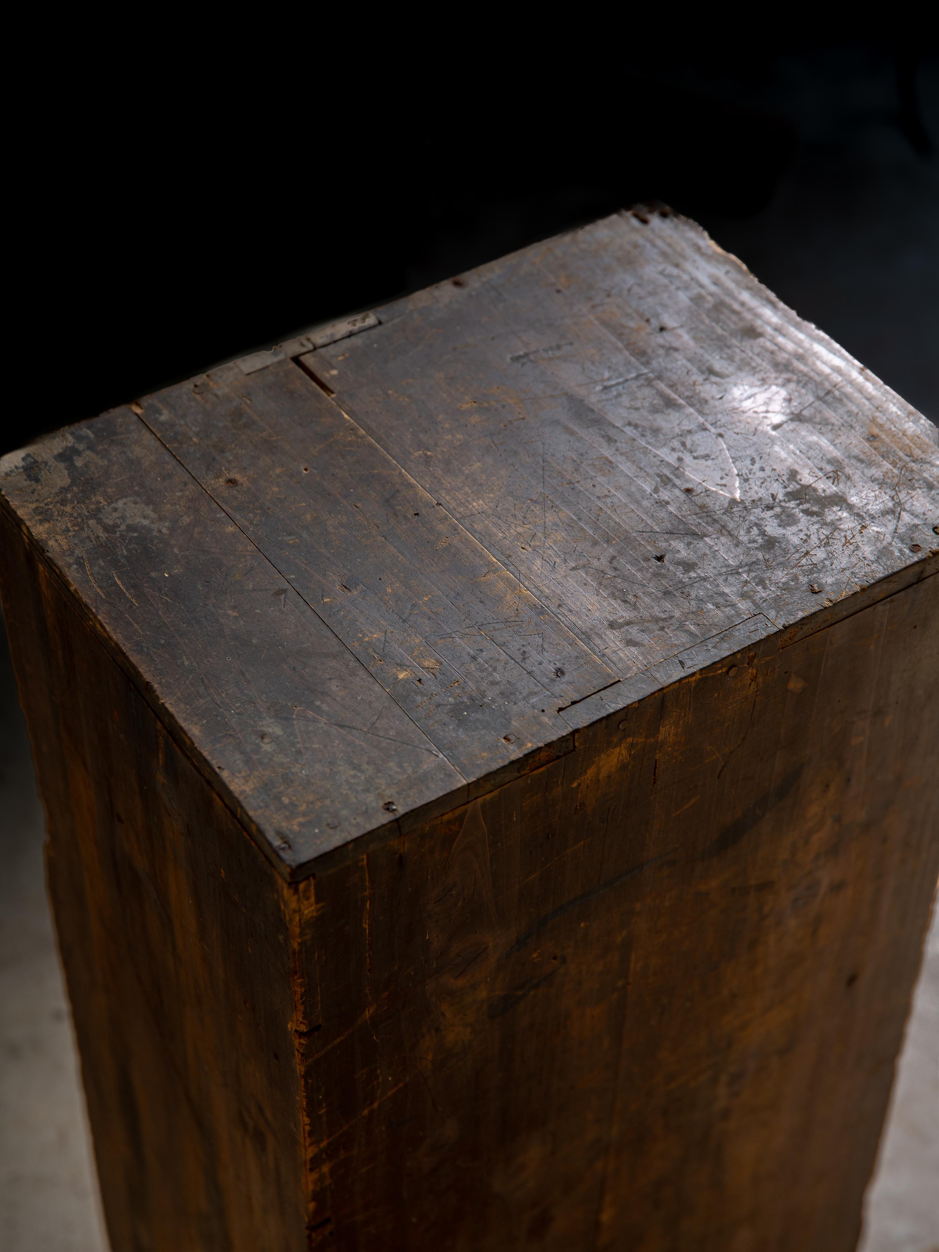 Japanese antique wooden bookcase 1898, Meiji era. wabi sabi small cabinet tansu For Sale 10