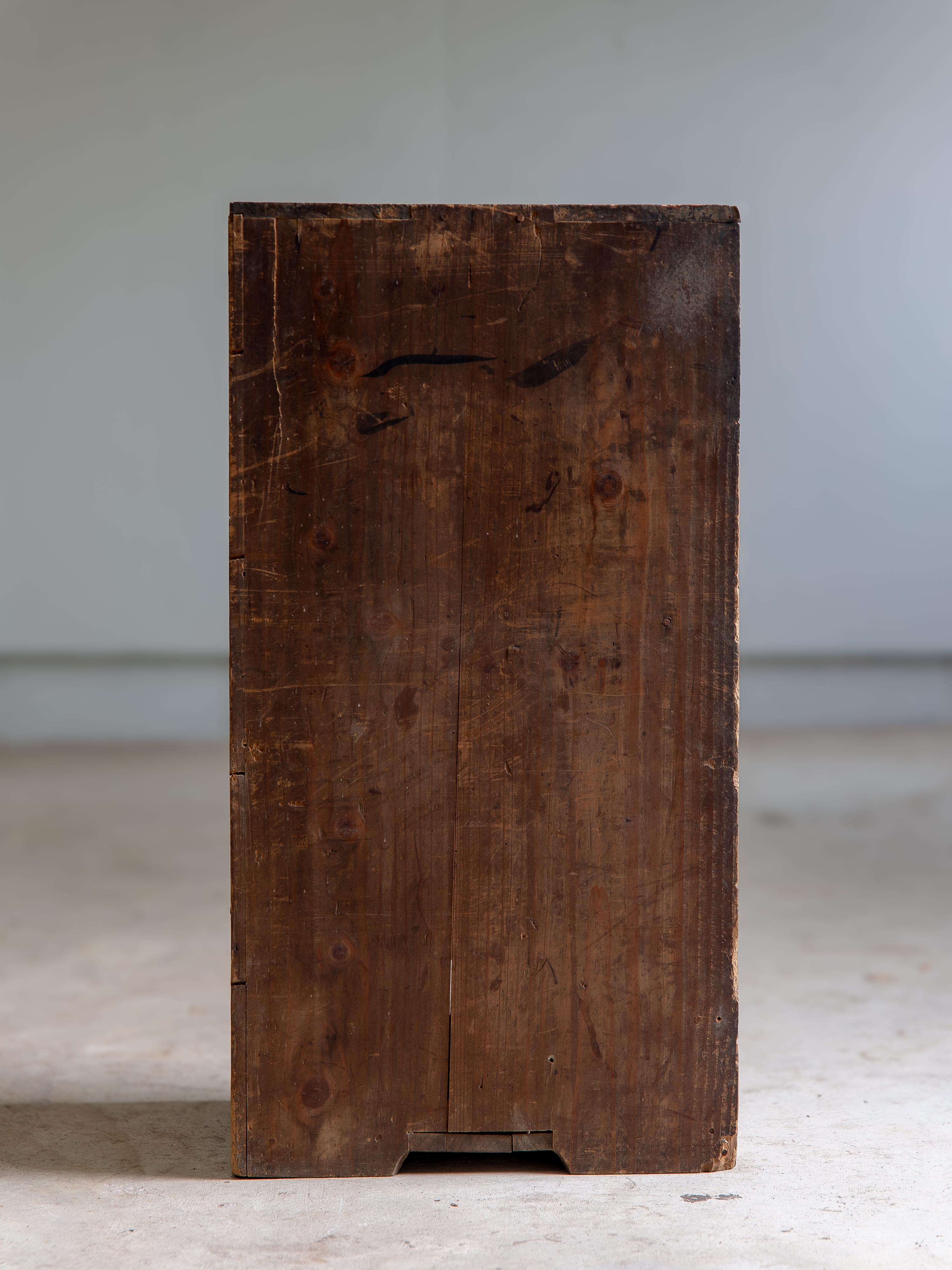 Japanese antique wooden bookcase 1898, Meiji era. wabi sabi small cabinet tansu In Good Condition For Sale In 常陸大宮市, JP