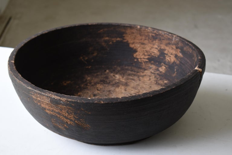 This is an old Japanese wooden bowl.
It is from the Meiji period (1860s-1900s).

It was carved from a single large tree.
It is hand-carved without using a machine.
It is beautiful and tasteful.

It is a very rare item.

It weighs 2.5 kg.