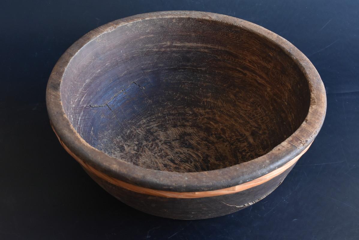 A wooden bowl made around the Meiji and Taisho eras (1868-1910) in Japan.
It weighs 2.2 kg.
Wood is a wood called 