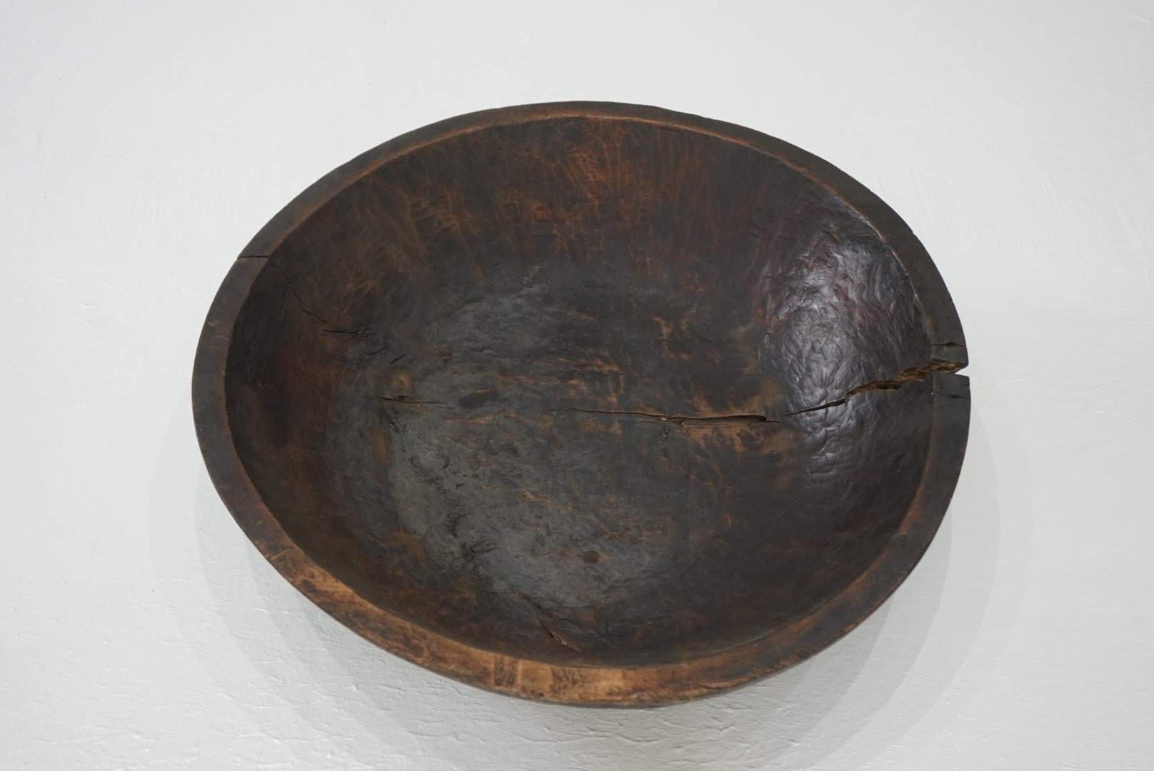 Il s'agit d'un bol japonais en bois.
Il s'agit d'un artisanat populaire utilisé dans la vie quotidienne.
Je ne sais pas de quel bois il est fait, mais il est solide.

Comme il est fabriqué à la main, il a une forme déformée.
D'innombrables marques