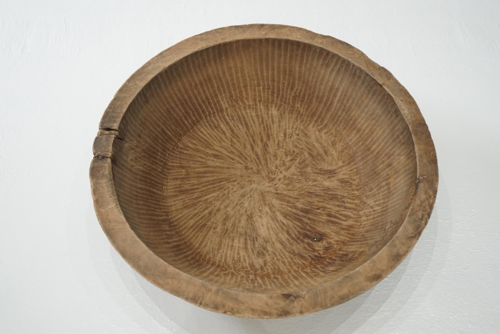 Questa è una ciotola giapponese in legno.
Si tratta di un artigianato popolare che veniva utilizzato nella vita quotidiana.
Non so di che tipo di legno sia fatto, ma è robusto.

Poiché è stato realizzato a mano, ha una forma distorta.
Ci sono
