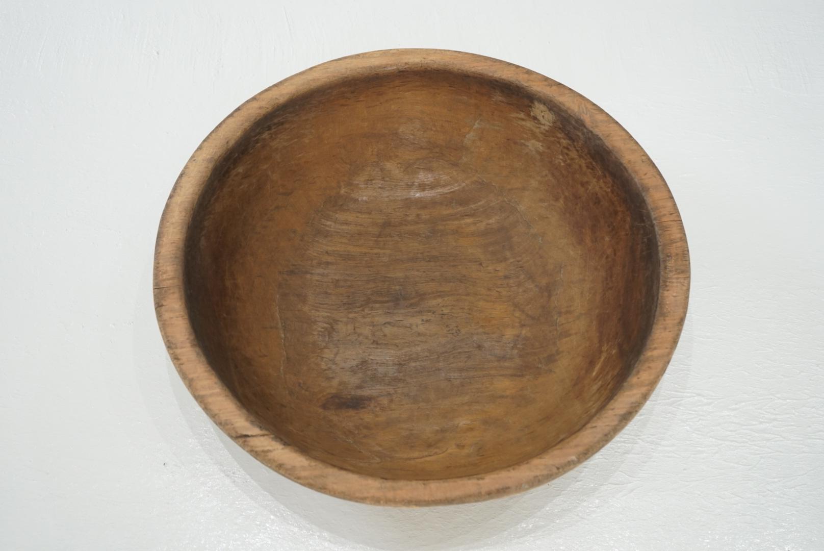 This is a Japanese wooden bowl.
It is a folk craft that was used in daily life.
I don't know what kind of wood it's made of, but it's sturdy.

Since it is made by hand, it has a distorted shape.
There are countless knife marks left on the front and