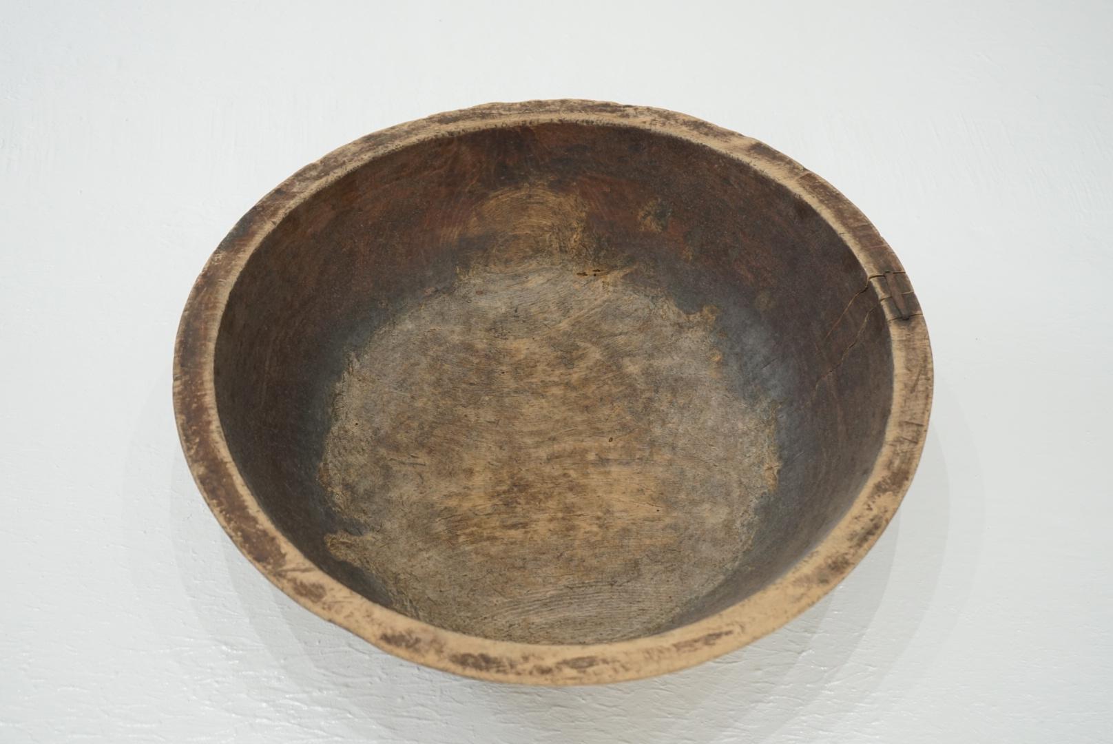 This is a Japanese wooden bowl.
It is a folk craft that was used in daily life.
I don't know what kind of wood it's made of, but it's sturdy.

Since it is made by hand, it has a distorted shape.
There are countless knife marks left on the front and
