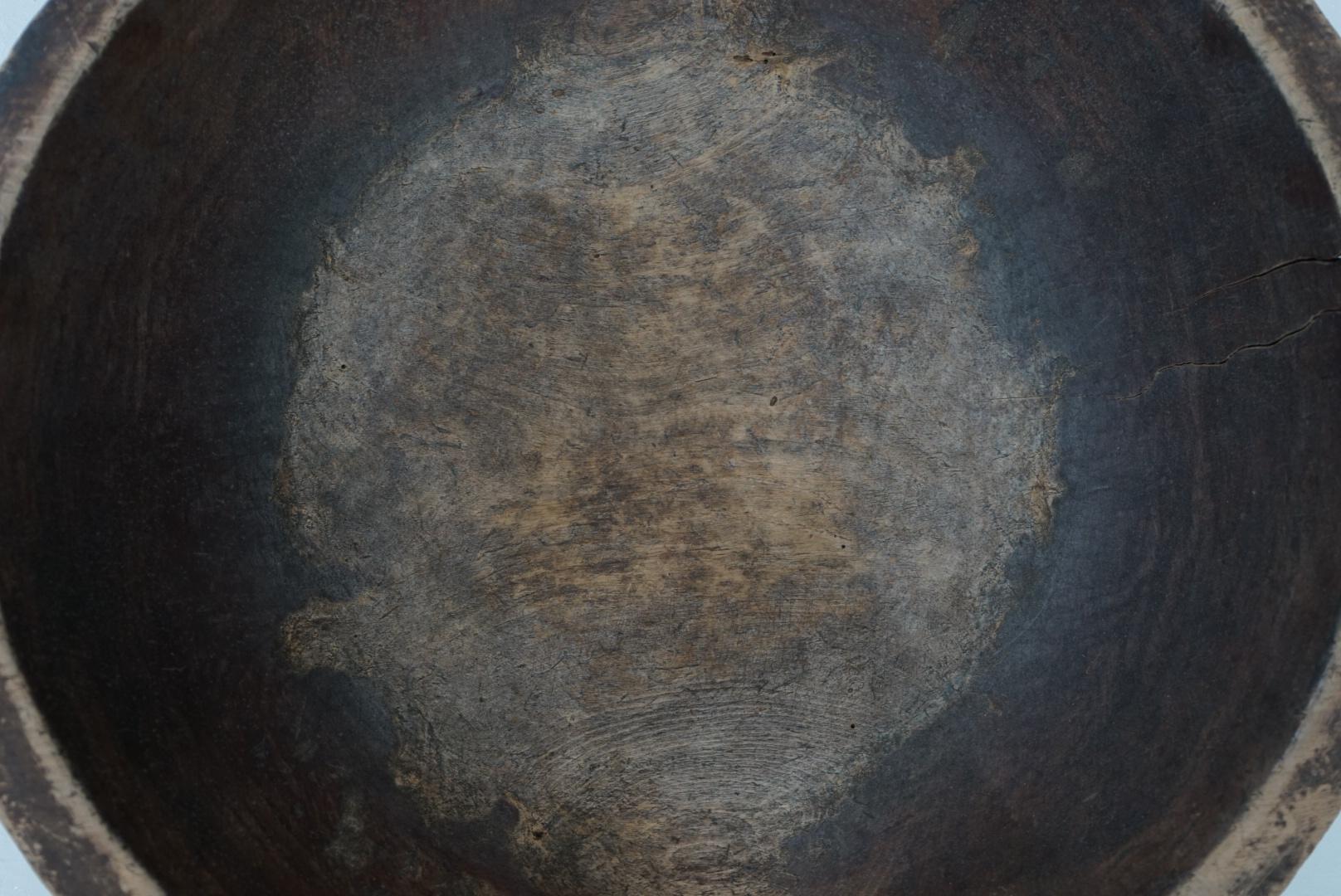 Japanese Antique Wooden Bowl 1910s-1940s Primitive Wabi-Sabi In Good Condition For Sale In Chiba, Chiba