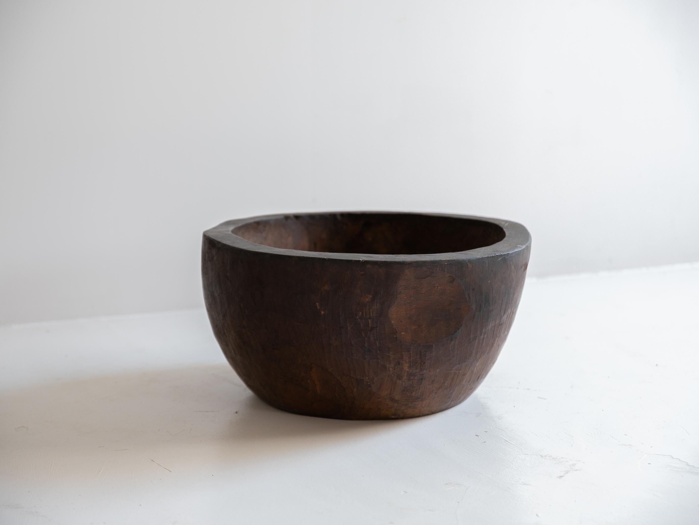 Japanese antique wooden bowl/Late 19th Century/Wabi-Sabi  In Good Condition For Sale In Sammu-shi, Chiba