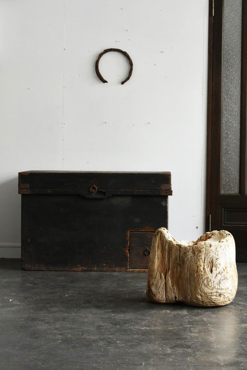 We have a unique Japanese aesthetic sense.
And only we can introduce unique items through our purchasing channels in Japan and the experience we have gained so far, in such a way that no one else can imitate.

This is a Japanese wooden storage