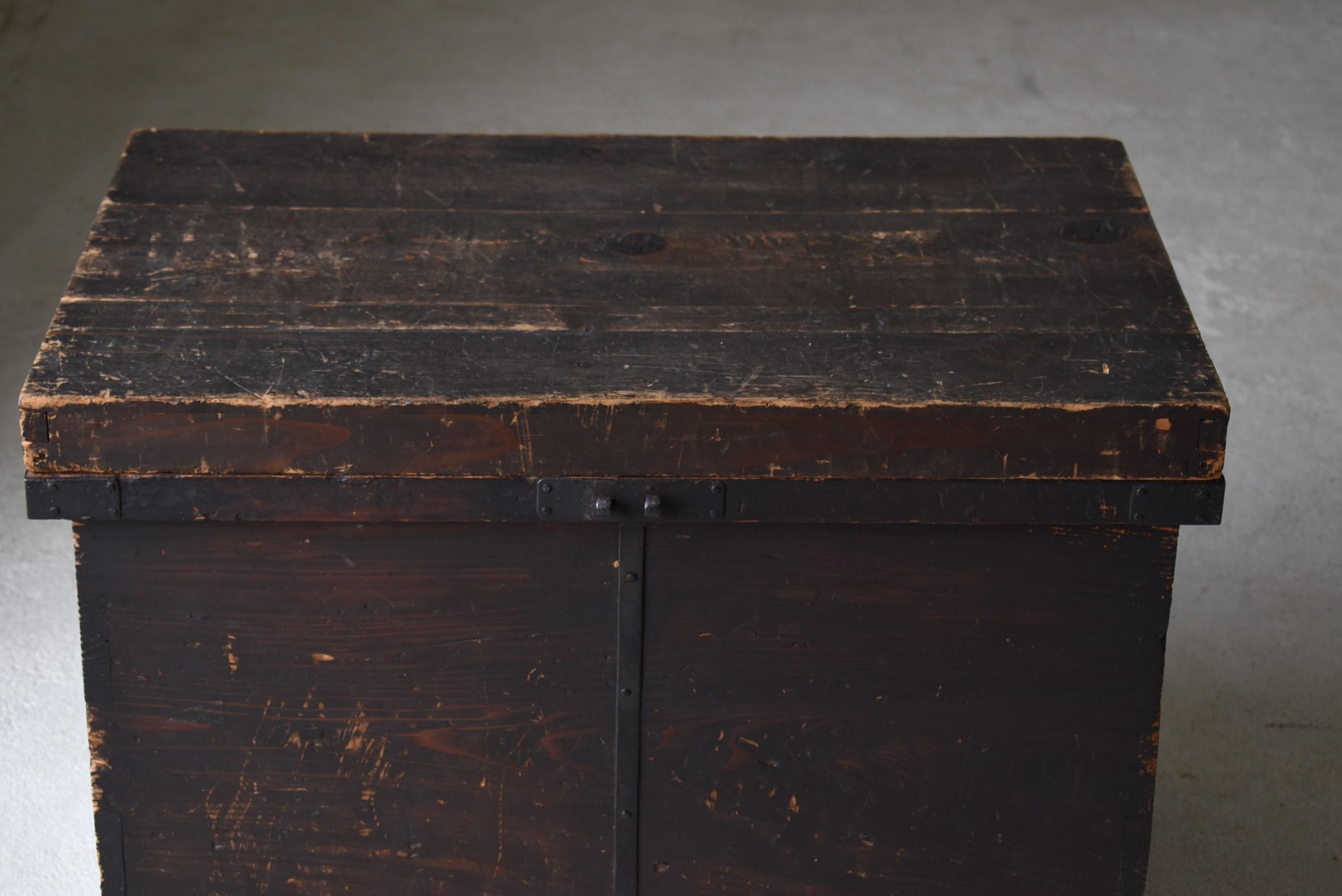 It is an old Japanese wooden box.
It is an item from the Meiji era (1860s-1900s).
The material is cedar.

It is a simple and beautiful wooden box.
You can also use it as a sofa table.
The condition is also good.


This is rare.
I recommend