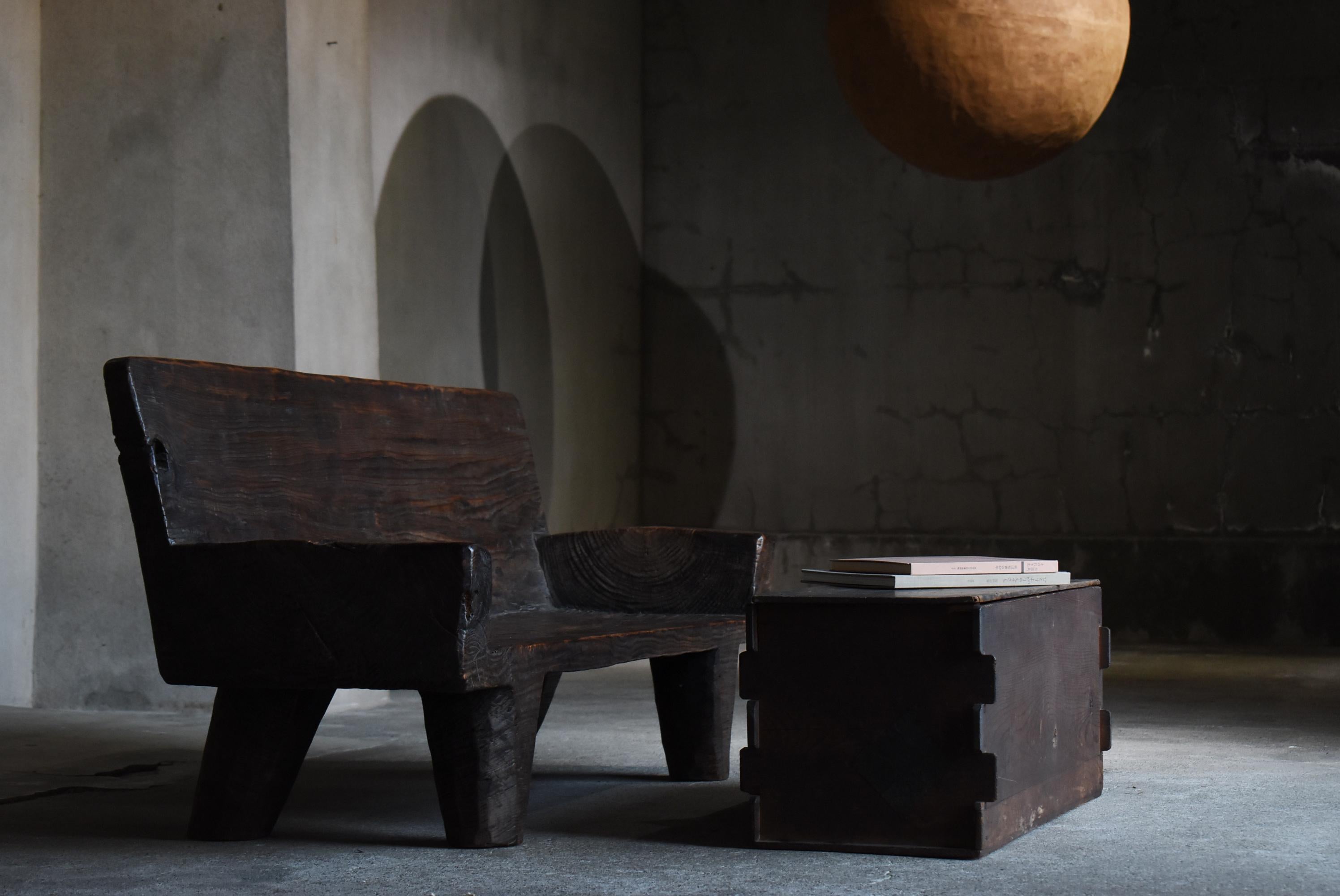 This is an old Japanese wooden box, crafted in the Meiji to Taishō period (1860s–1920s). Despite its long history, it retains a quiet and compelling presence. The box is made from traditional sugi (Japanese cedar), whose soft grain and gentle