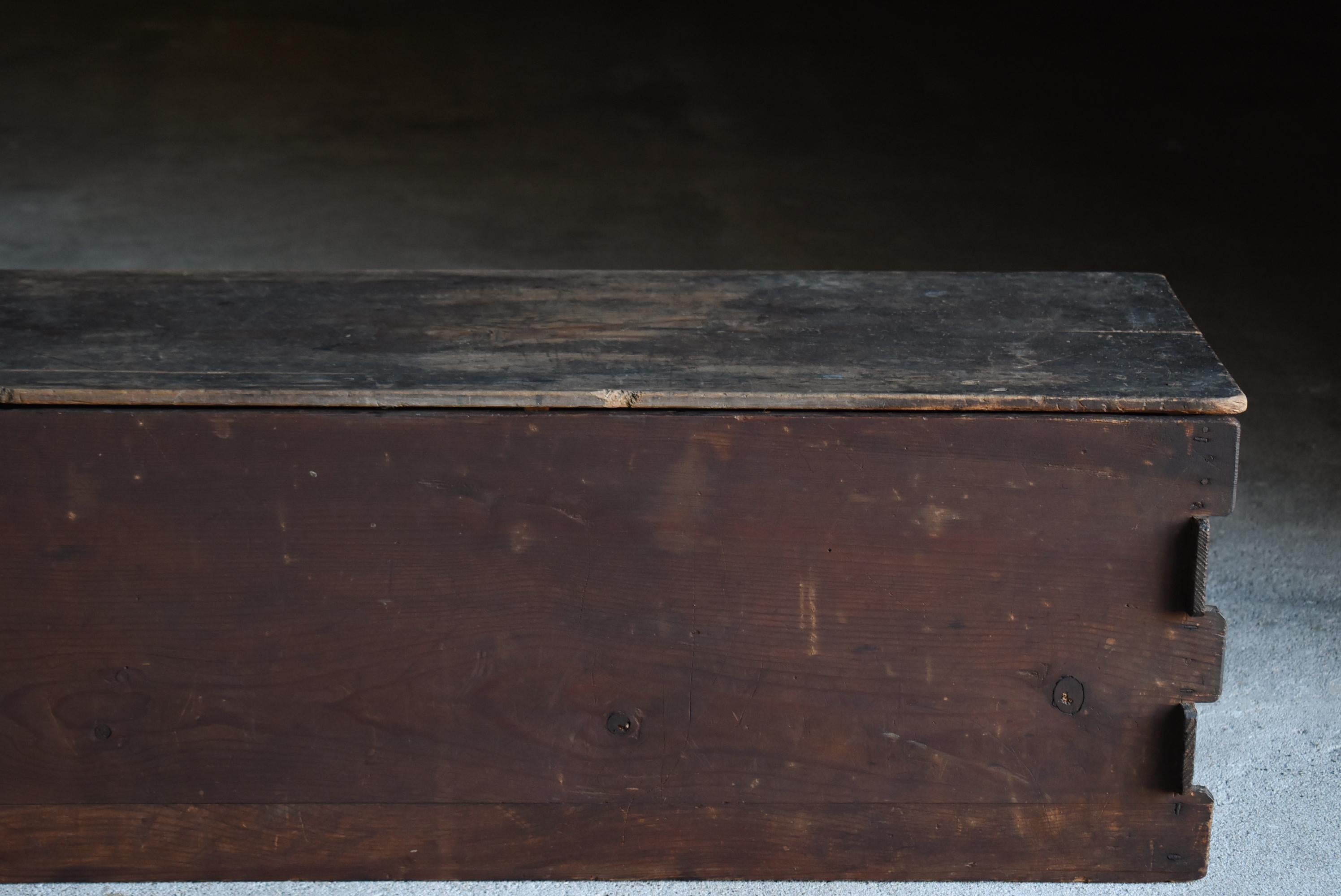Japanese Antique Wooden Box 1860s-1920s / Sofa Table Storage Box Wabisabi In Good Condition For Sale In Chōsei District Nagara, JP
