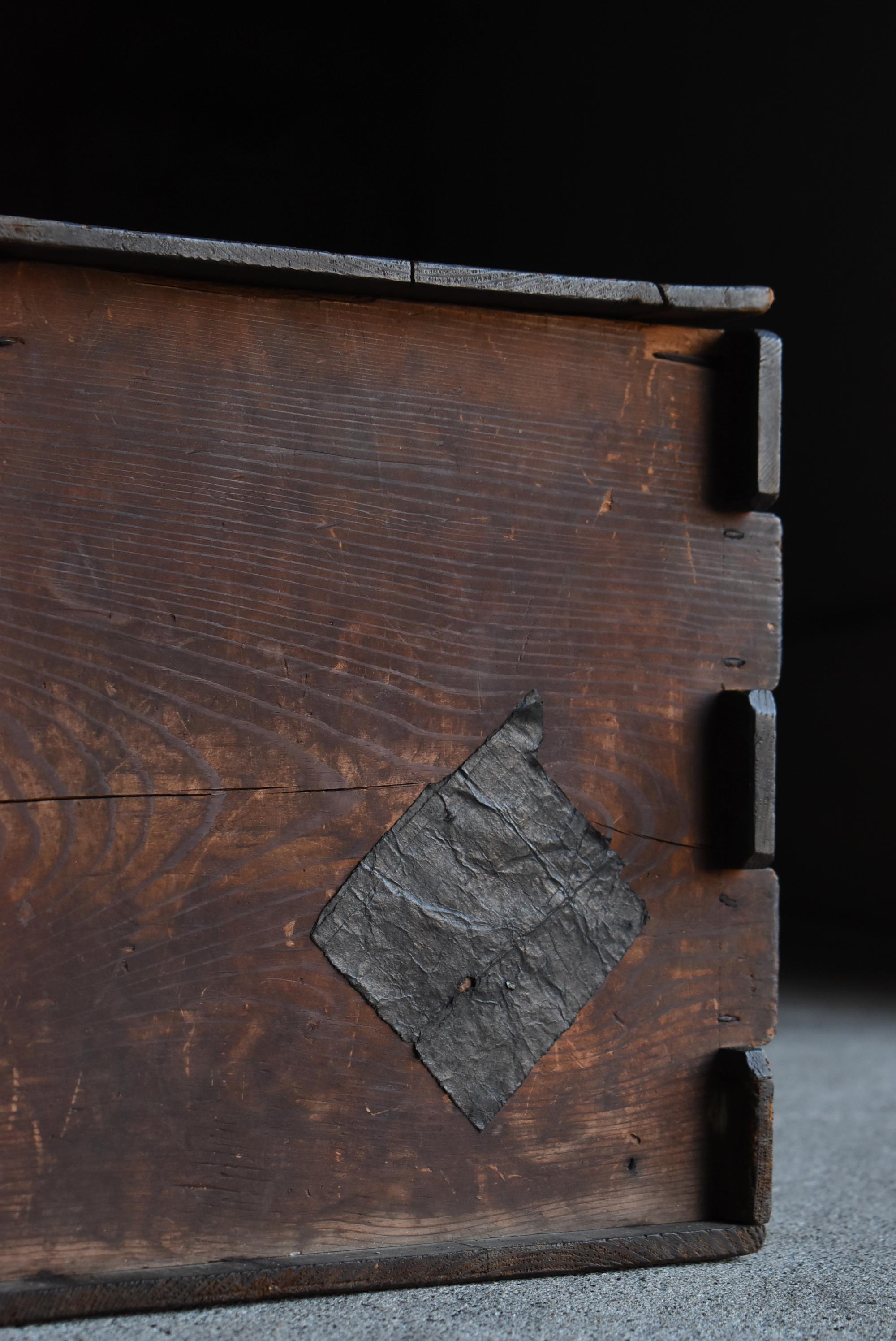 Cedar Japanese Antique Wooden Box 1860s-1920s / Sofa Table Storage Box Wabisabi For Sale
