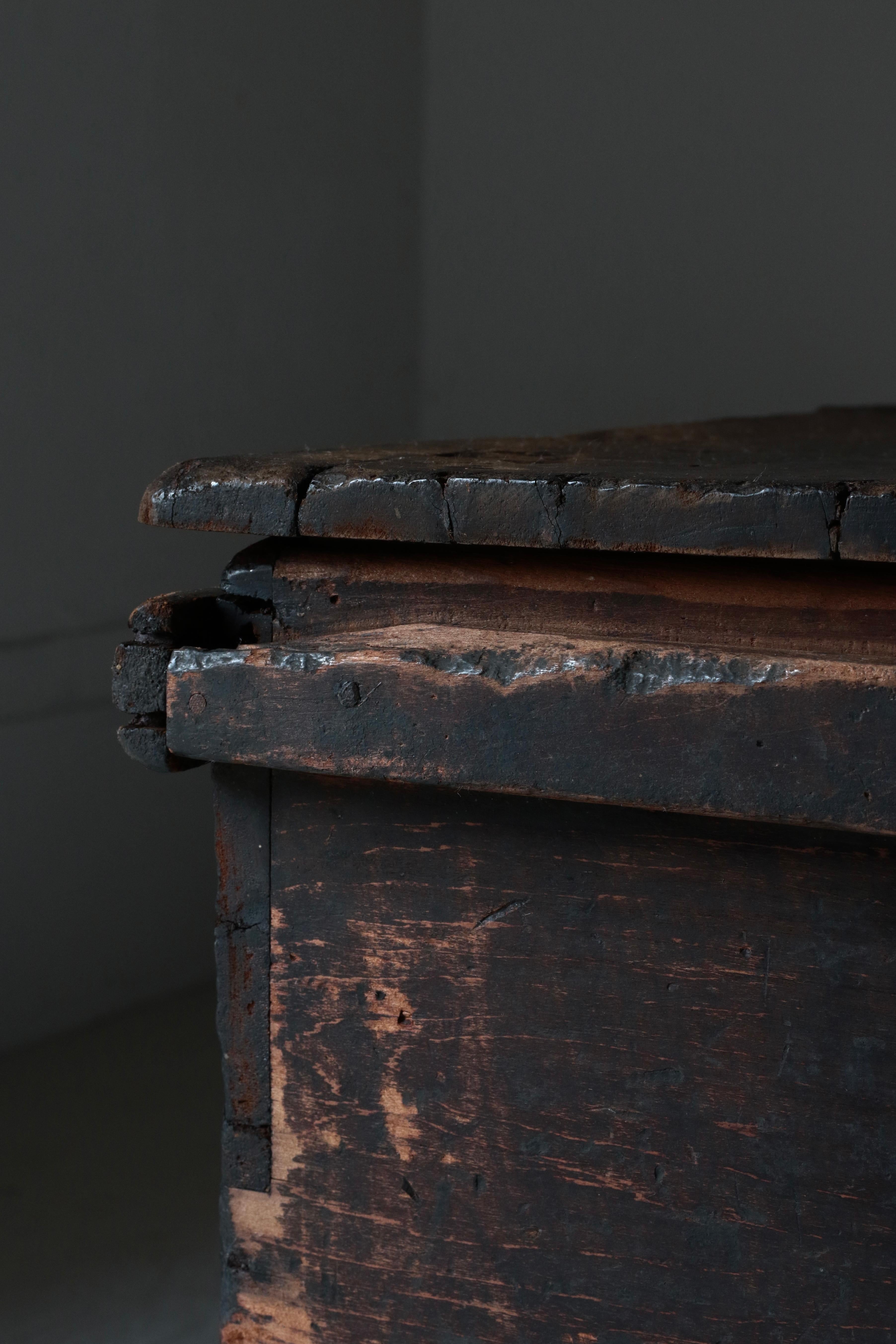 Japanese Antique Wooden Box / Side Table Sofa Table / 1868-1912s Wabi-sabi For Sale 4