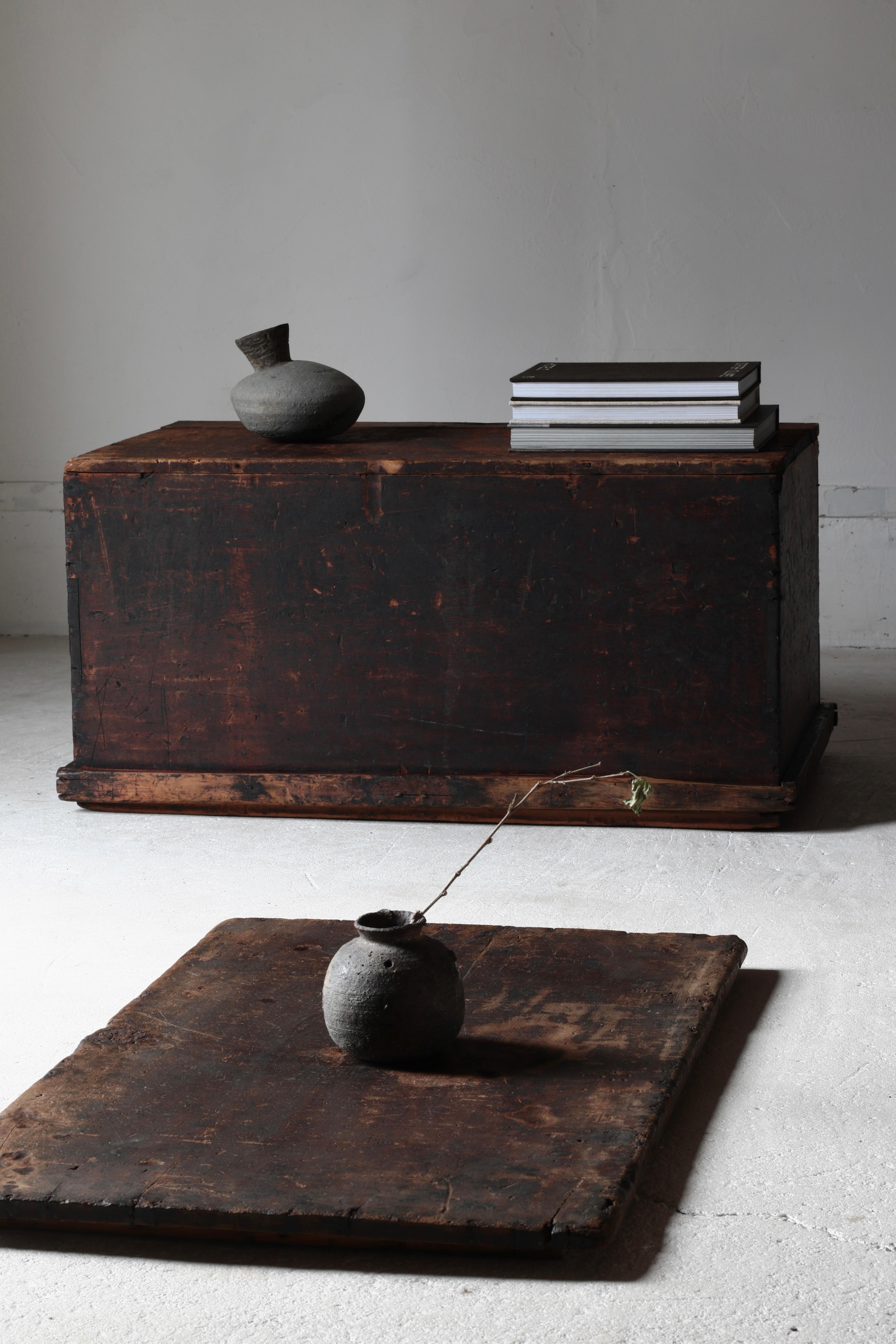 Japanese Antique Wooden Box / Side Table Sofa Table / 1868-1912s Wabi-sabi In Good Condition For Sale In Iwate-gun Shizukuishi-cho, Iwate Prefecture