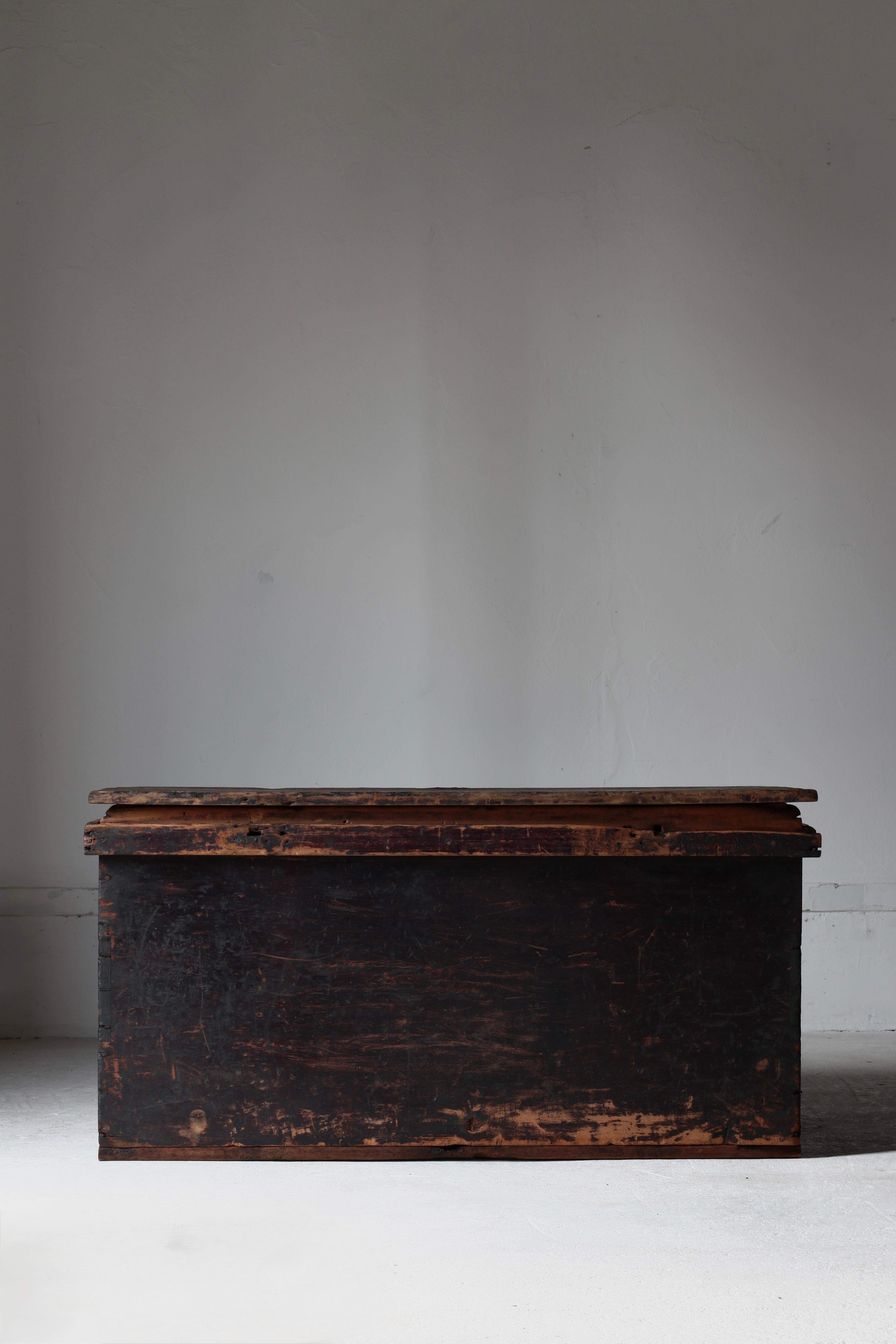 Japanese Antique Wooden Box / Side Table Sofa Table / 1868-1912s Wabi-sabi For Sale 1
