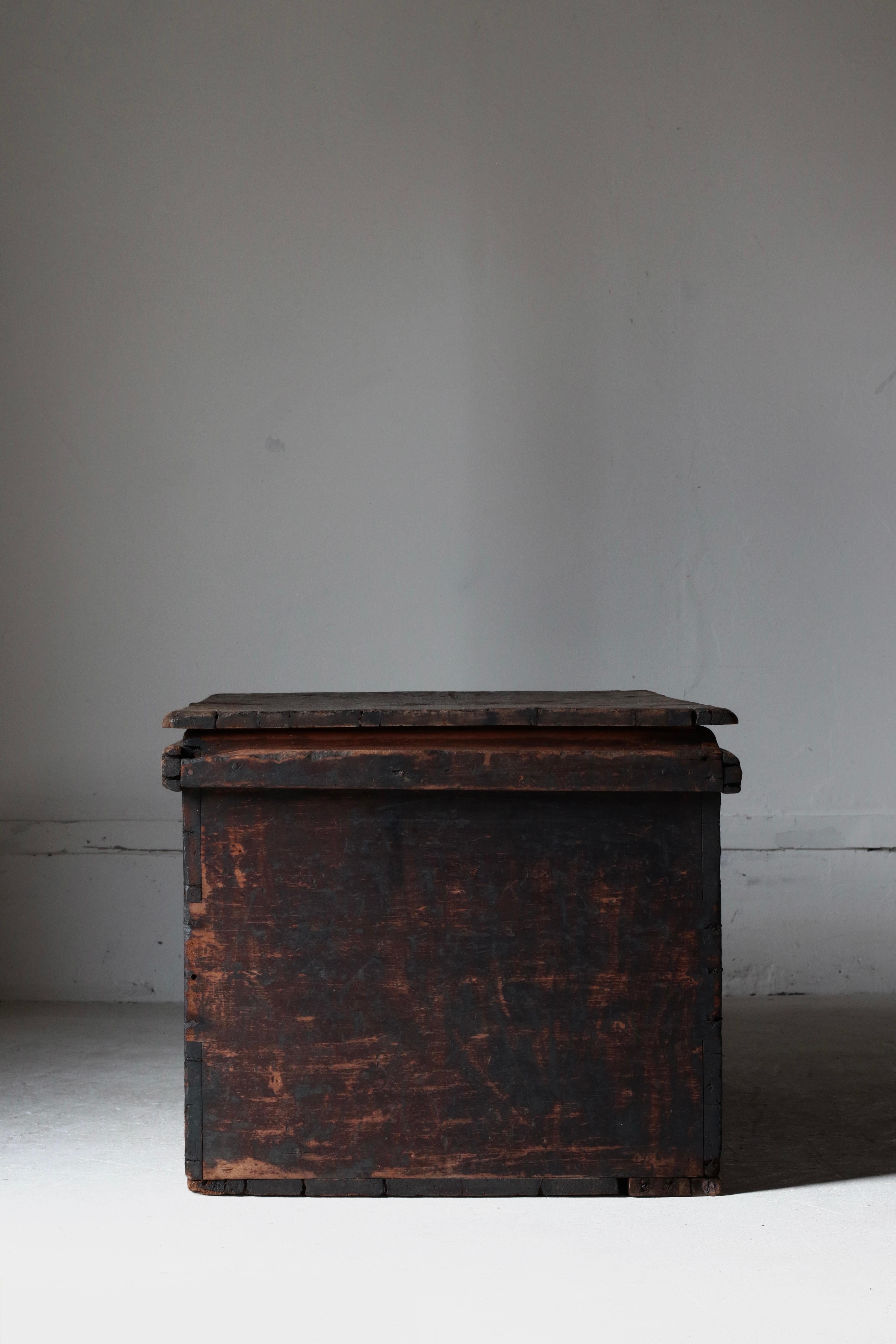 Japanese Antique Wooden Box / Side Table Sofa Table / 1868-1912s Wabi-sabi For Sale 3