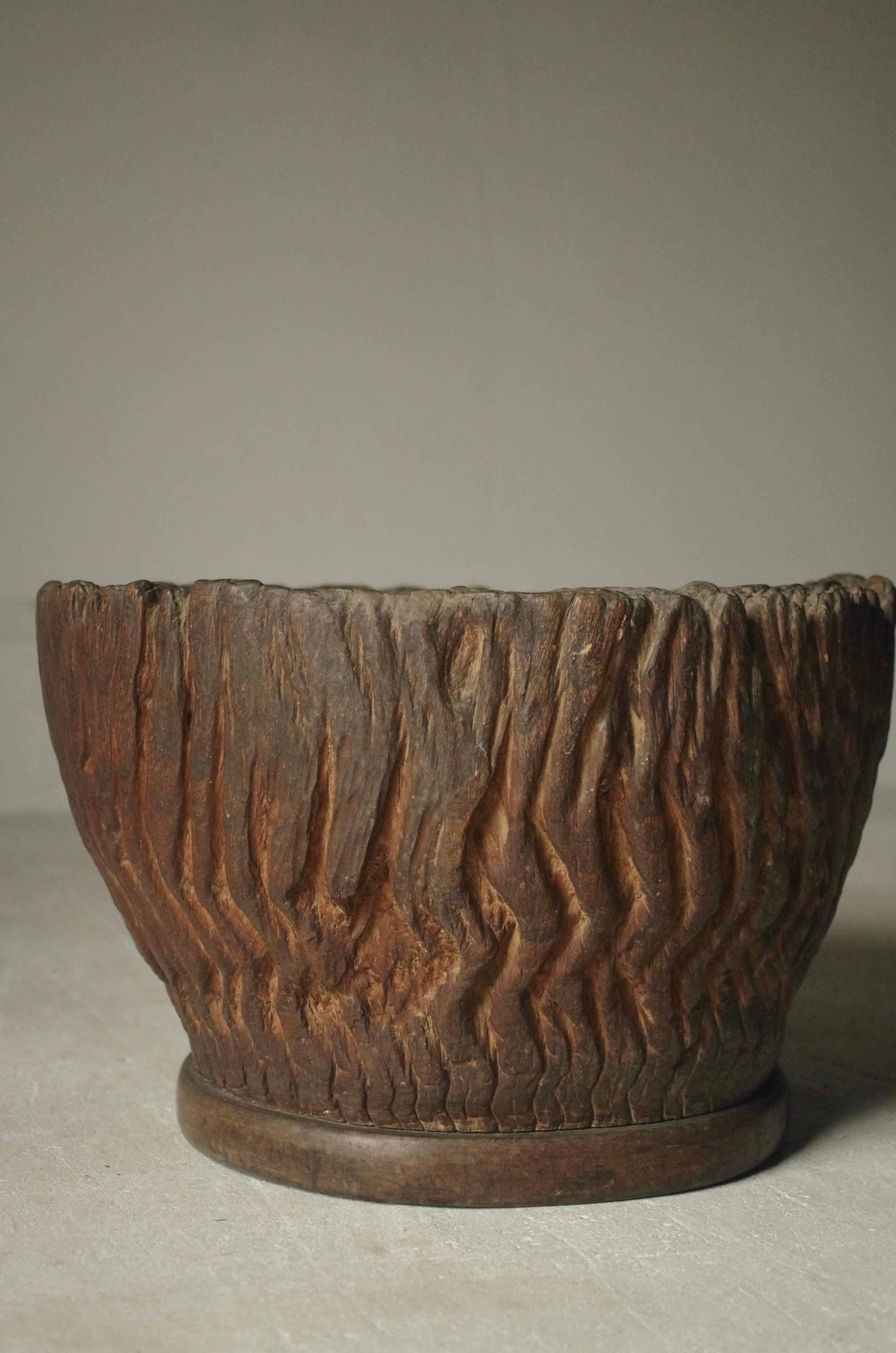 Il s'agit d'un vieux brasero japonais.

Il est fabriqué en bois de zelkova et remonterait à la période Meiji.

Il présente le grain prononcé du bois de zelkova et des côtés qui semblent avoir été sculptés au hasard.

Son aspect rappelle l'art