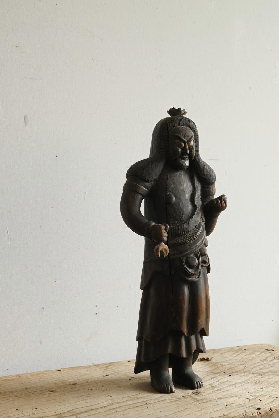 Il s'agit d'une statue de Fudō Myōō (Acala), qui aurait été créée au Japon à la fin de la période Edo, plus précisément en 1804. Au dos, une inscription à l'encre indique 