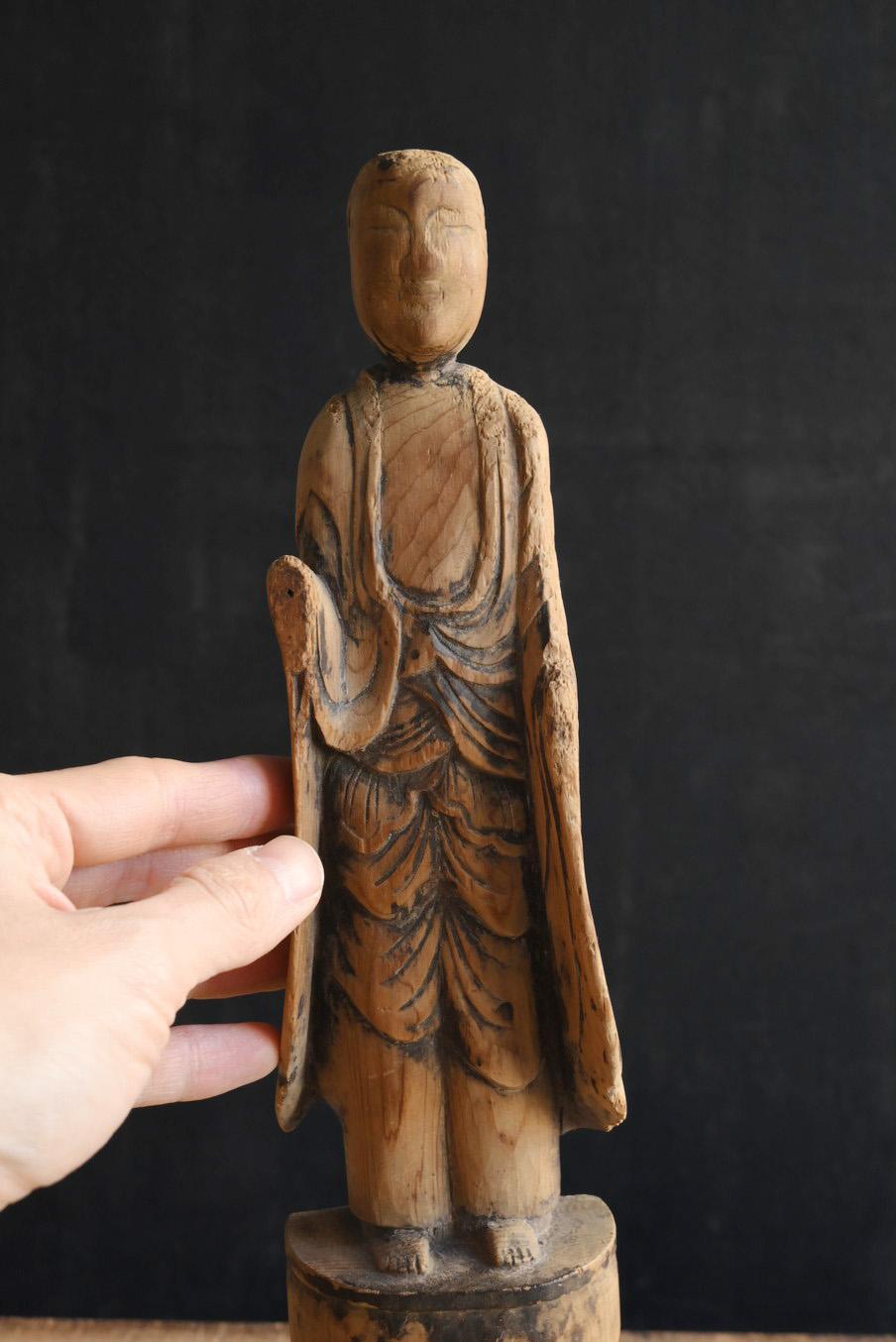 This is an old Japanese Buddhist statue made around the Edo period.
The material is believed to be cypress or cedar.
The square pedestal at the bottom was added later.
The deity of this Buddha statue is Jizo Bodhisattva.
This Buddha statue is a Jizo