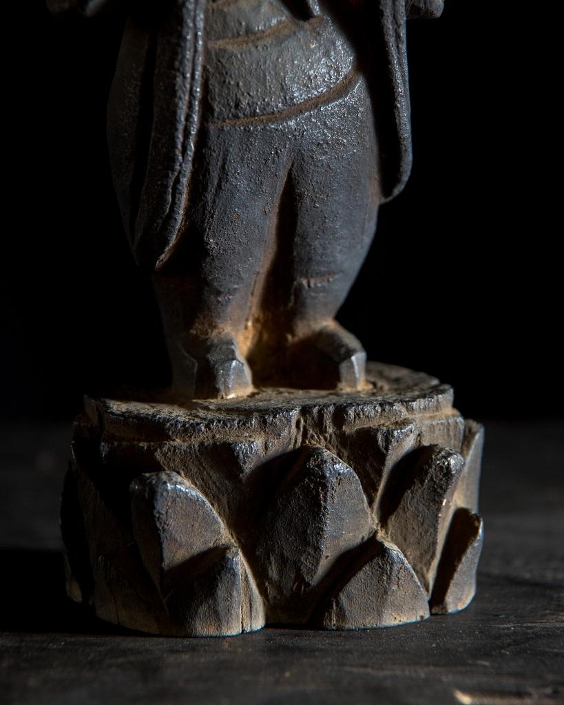 Figure bouddhiste japonaise ancienne en bois, période Edo '1603-1868' en vente 9