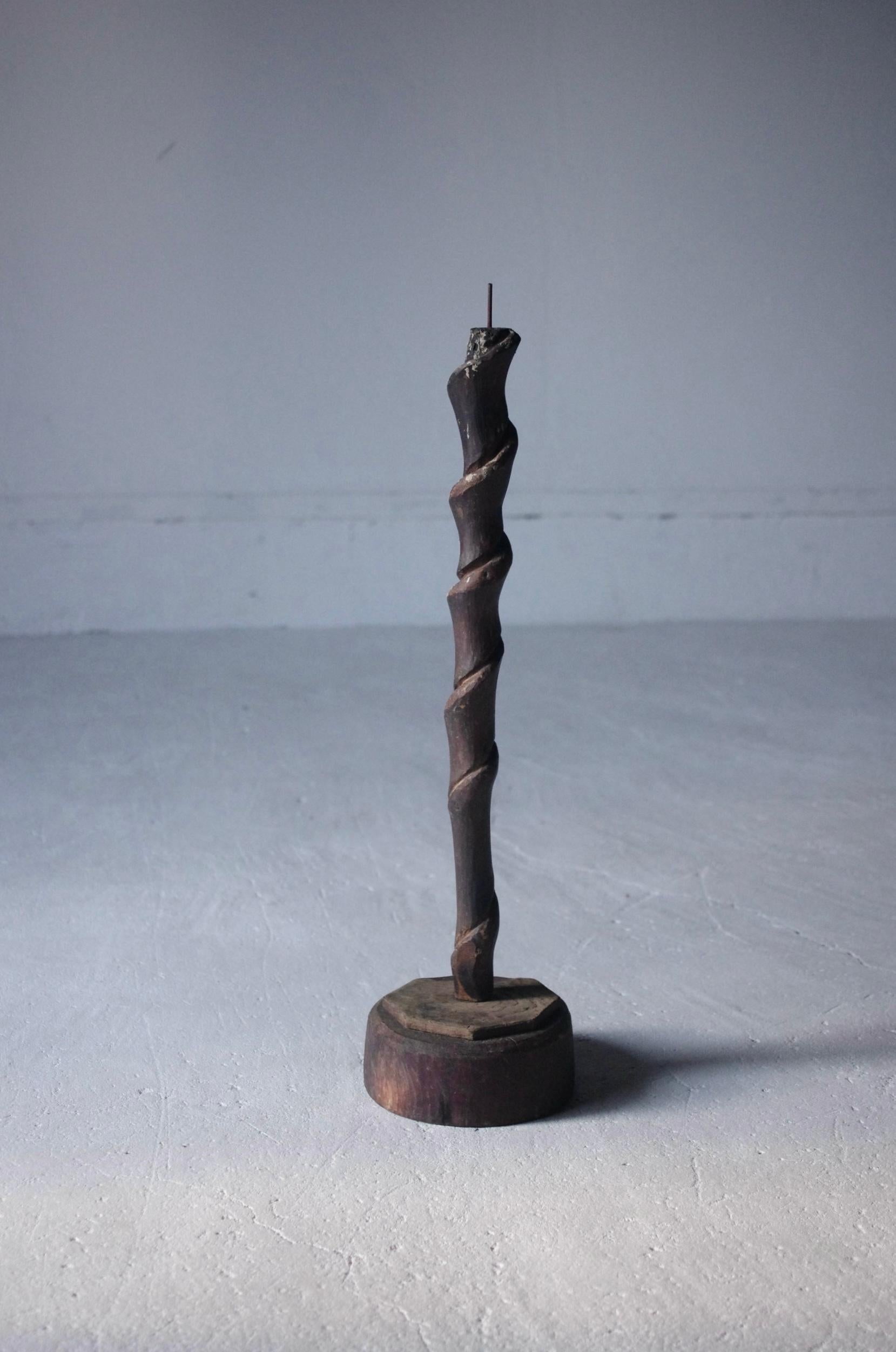 Se trata de un antiguo candelabro japonés de madera.
Parece que se sitúa en torno al periodo Meiji.

La expresión del montón de hollín es poderosa, y las huellas del goteo de cera permanecen intactas.

Es un producto atractivo con una expresión que