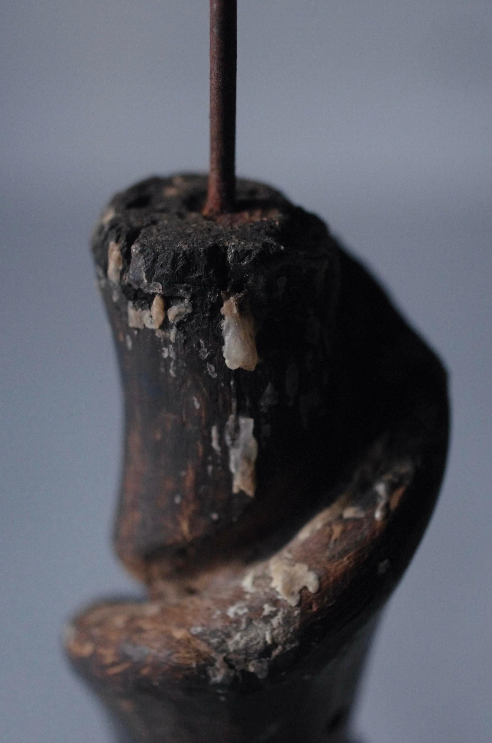 Palo de madera japonés antiguo para velas / Objeto de arte popular / 1868-1912s / WabiSabi Meiji en venta