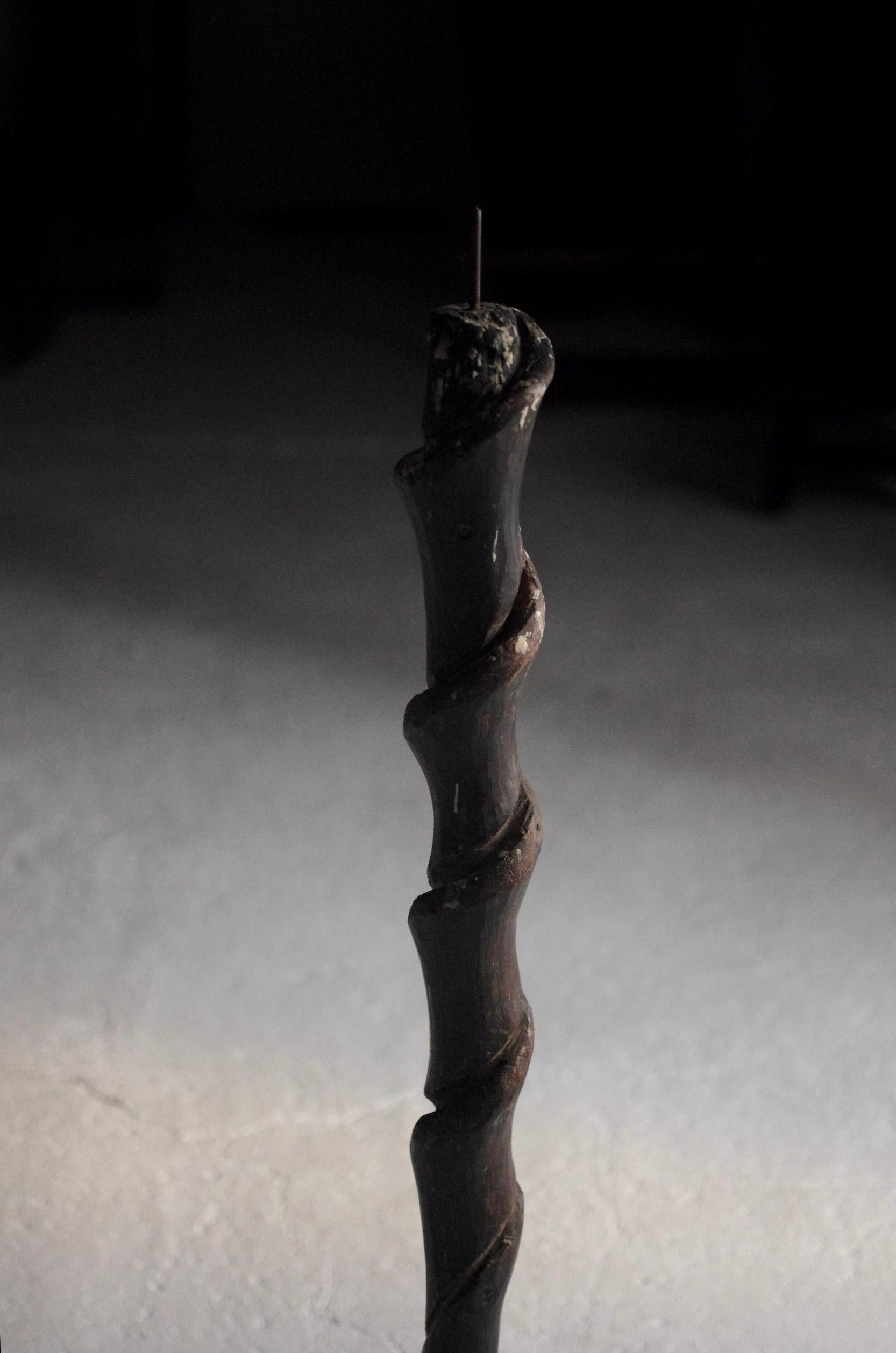 Palo de madera japonés antiguo para velas / Objeto de arte popular / 1868-1912s / WabiSabi siglo XIX en venta