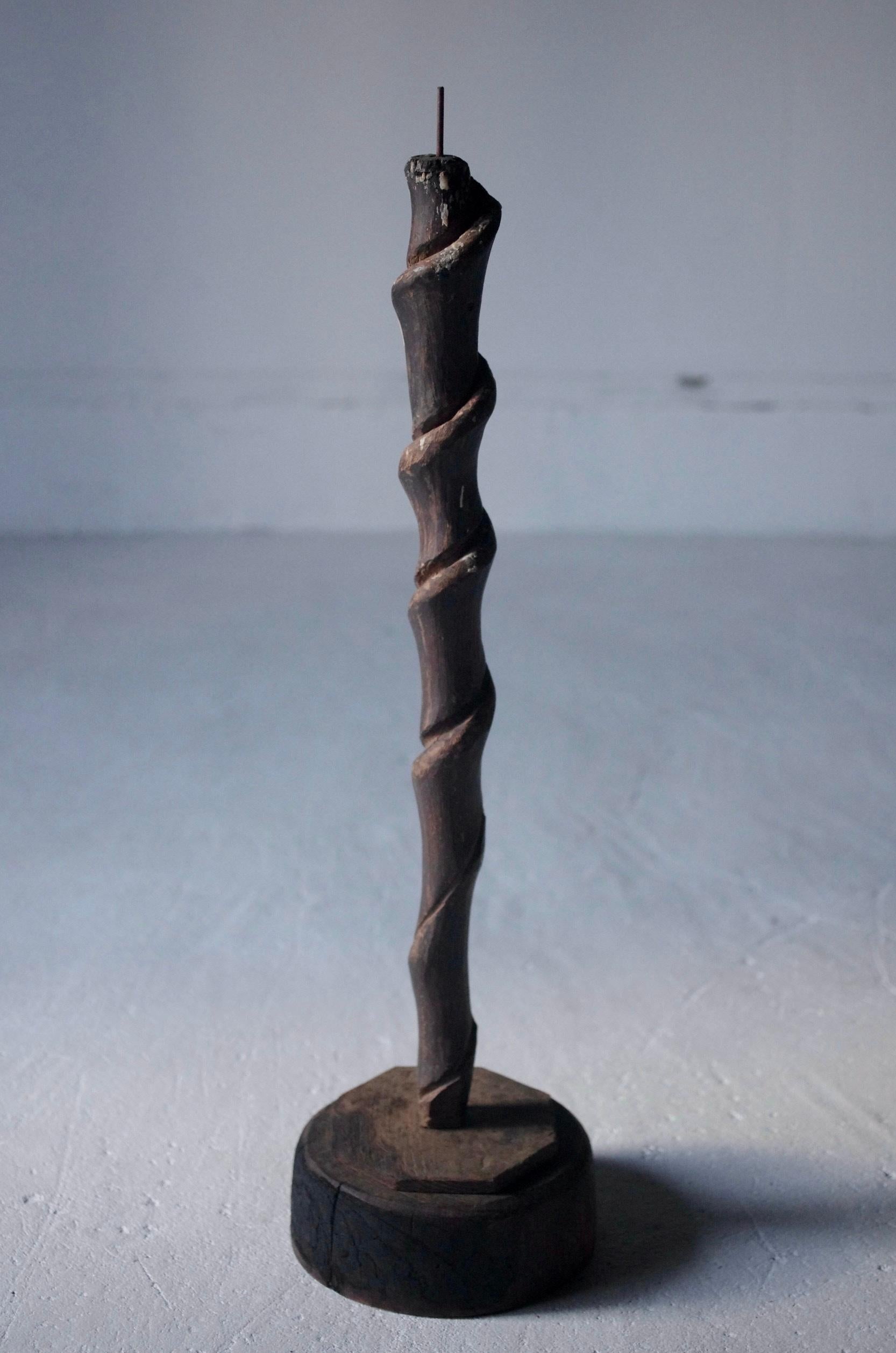Palo de madera japonés antiguo para velas / Objeto de arte popular / 1868-1912s / WabiSabi Hierro en venta