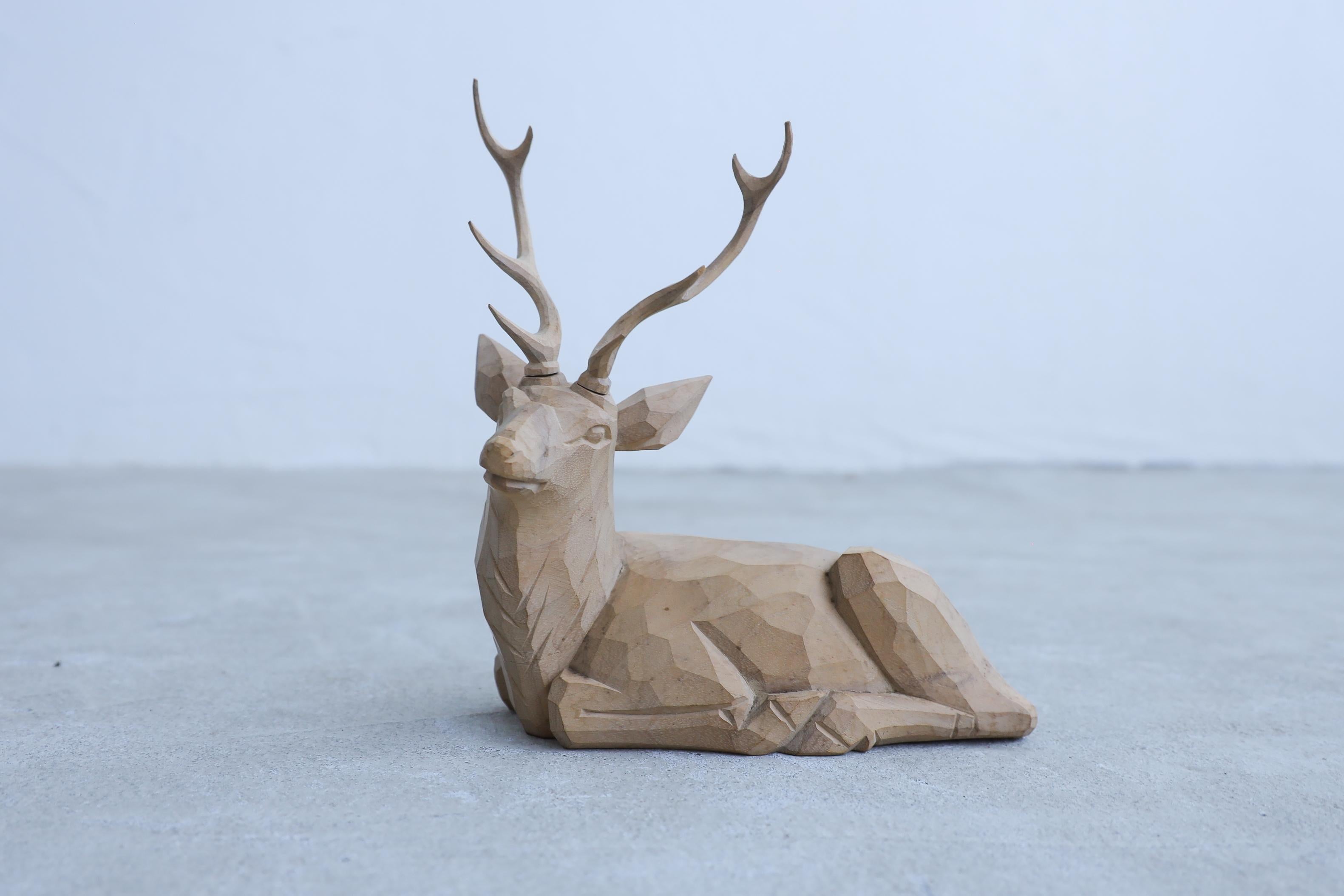 This is a very old Japanese deer figurine from the Taisho period.

Since ancient times, deer have been considered sacred as messengers of the gods, and are often displayed in homes as lucky charms that bring good fortune.

The material is cherry