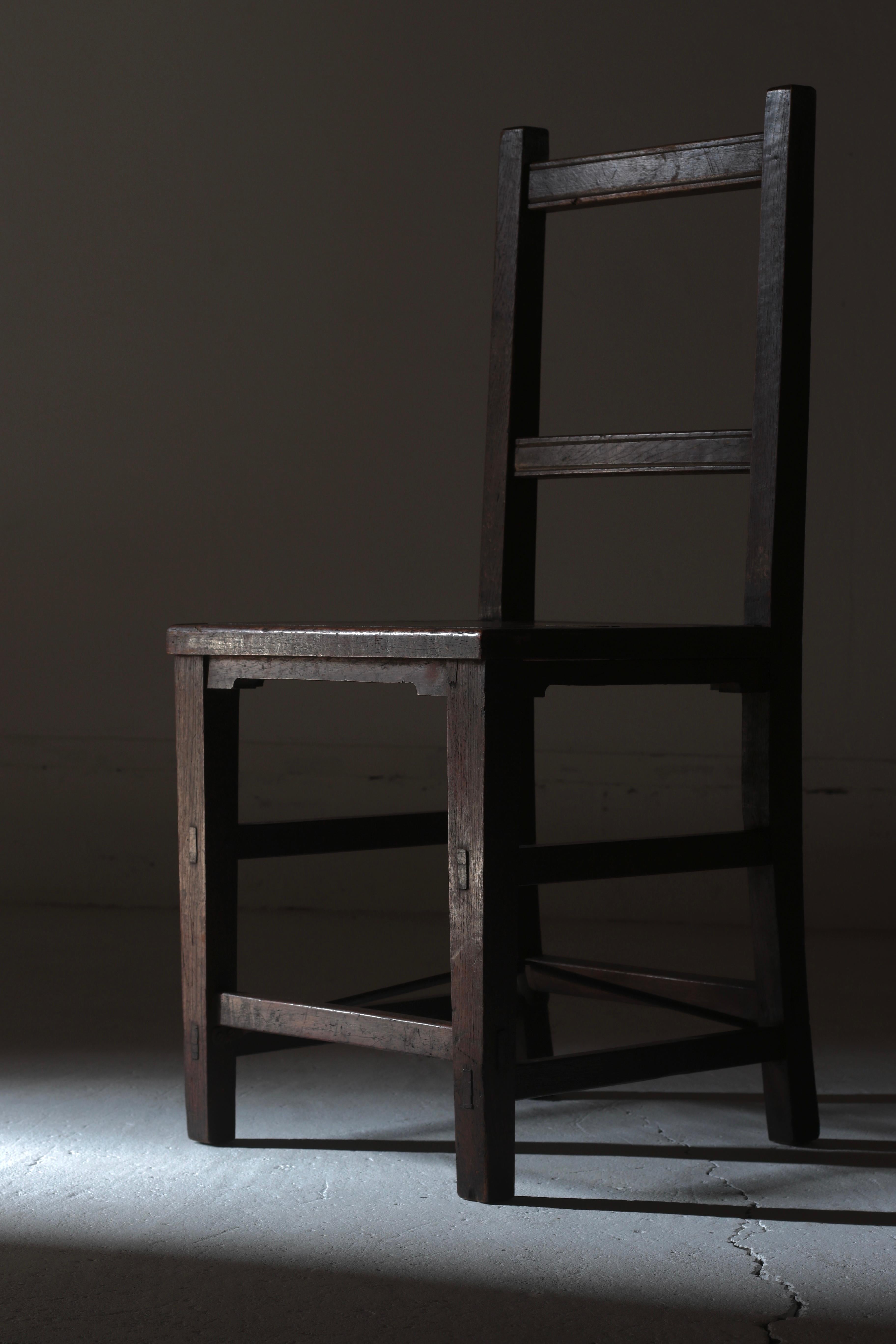 This is an old wooden Japanese chair.

Zelkova is used for both frames and sheets.

The square form has a very simple impression.

An iron rod is used to support the legs, which is a rare construction.

It seems to be from the Taisho period.

It is