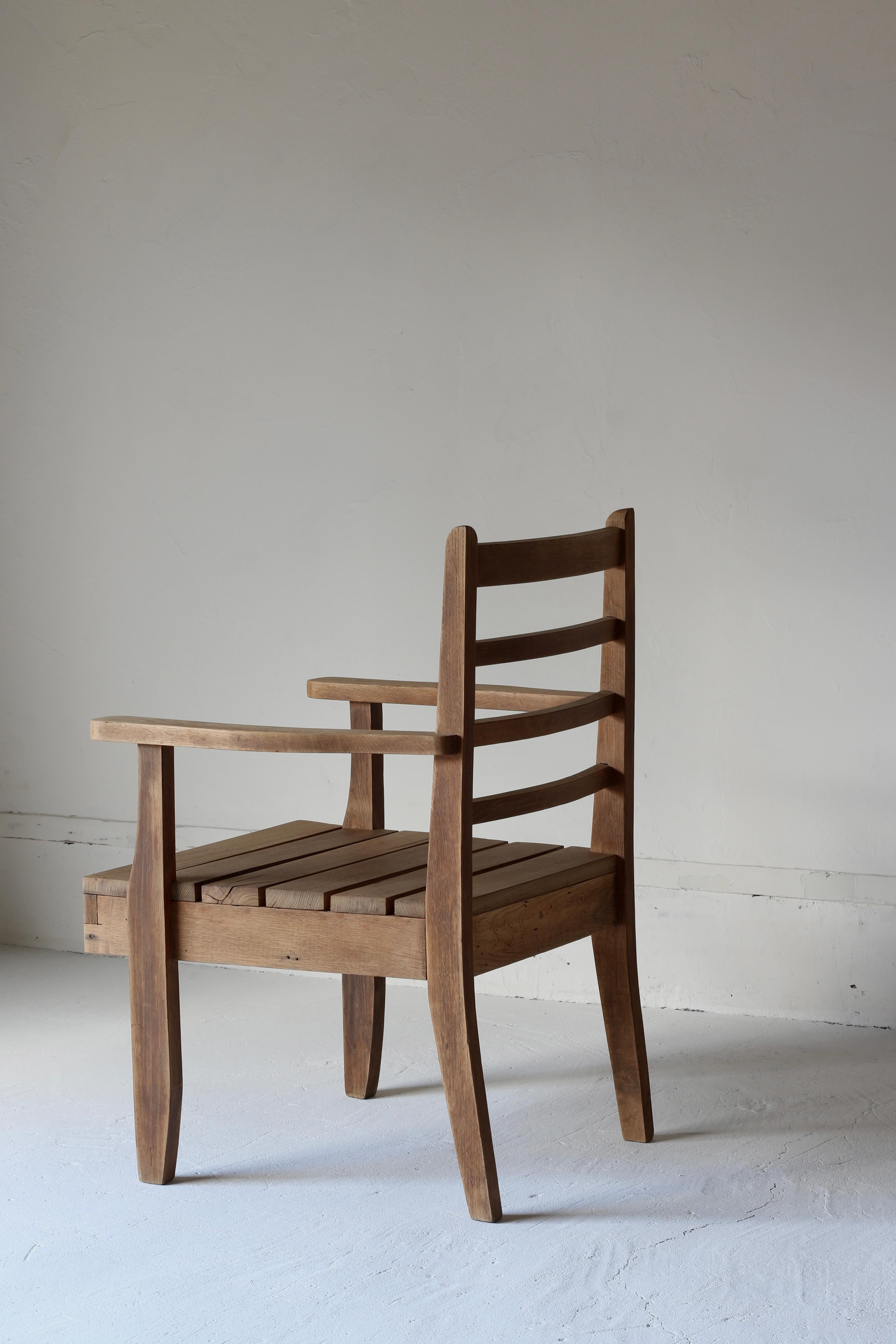 This wooden chair is originally an old Japanese chair.

The frame is made of oak, and the seat is made of chestnuts.

Originally, the seat surface was an old chair using straw and spring, but it was all removed and a new seat surface made of