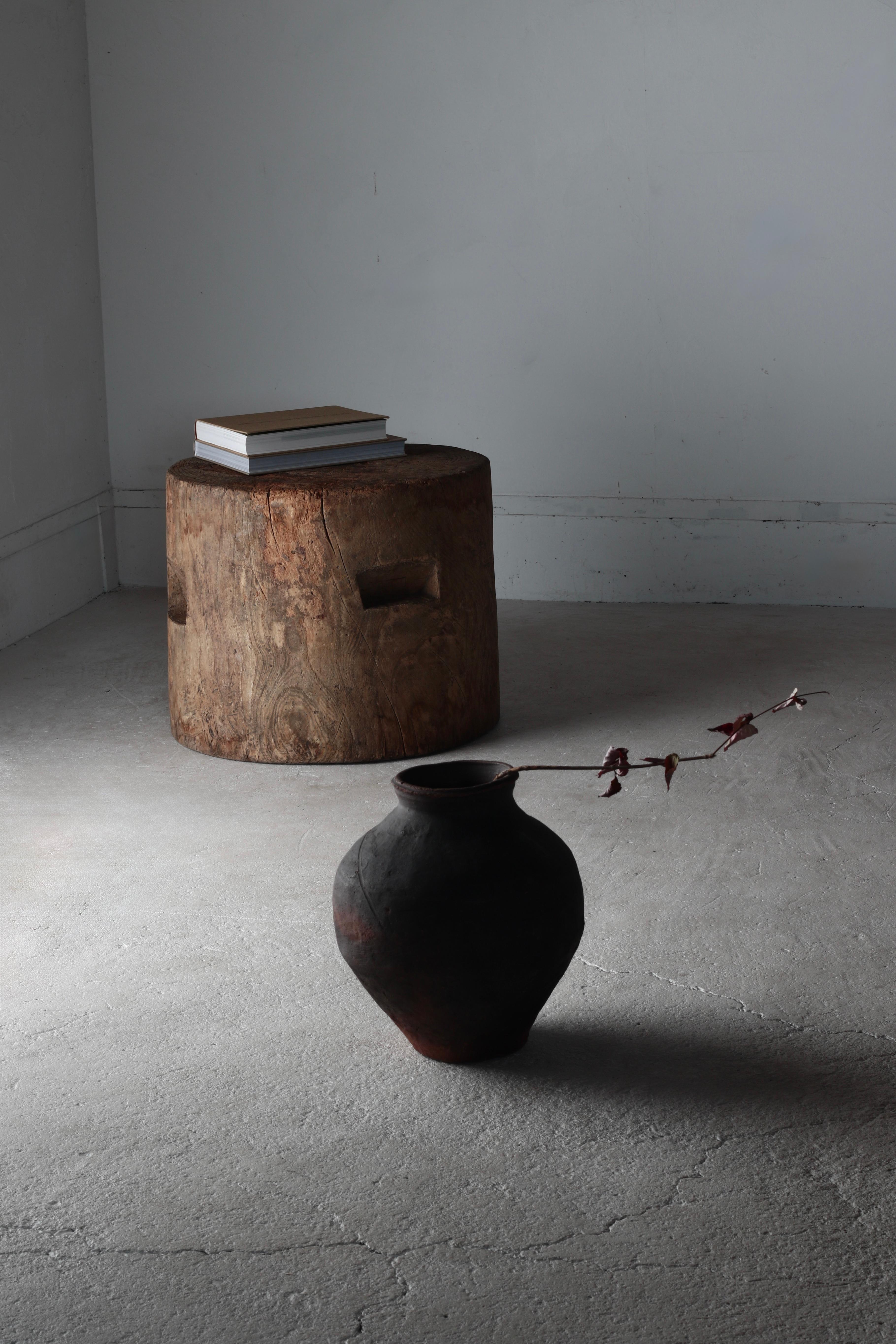 Cette table basse est fabriquée à partir d'un vieux mortier japonais.
Elle est fabriquée en bois de zelkova et aurait été sculptée à la main à l'aide d'outils. Il est plus grand que la plupart des autres, ce qui lui confère une présence