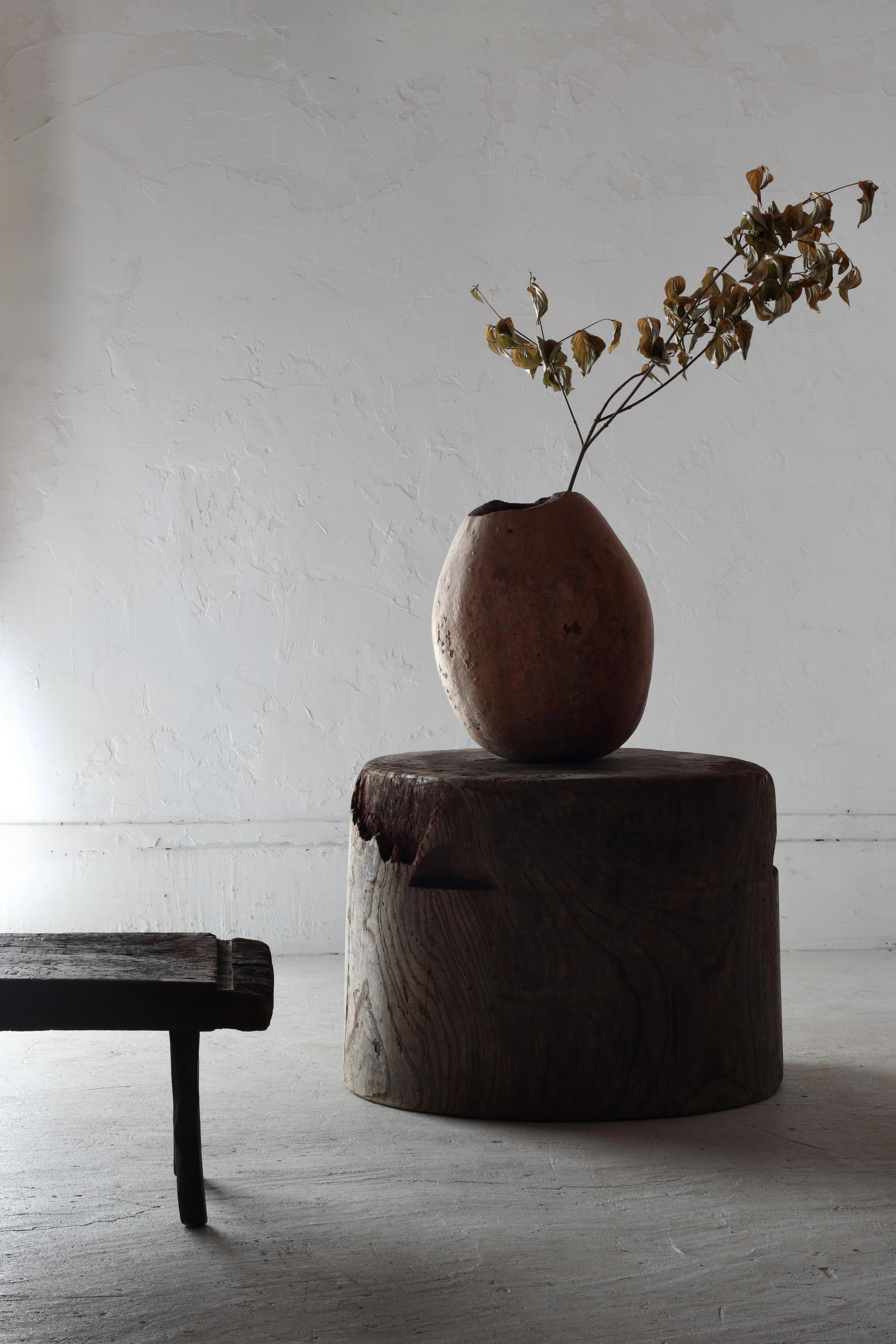 Sculpté à la main Japanese Antique Wooden Coffee Table/ Side Table/ 1868-1912s Wabi-sabi Primitive en vente