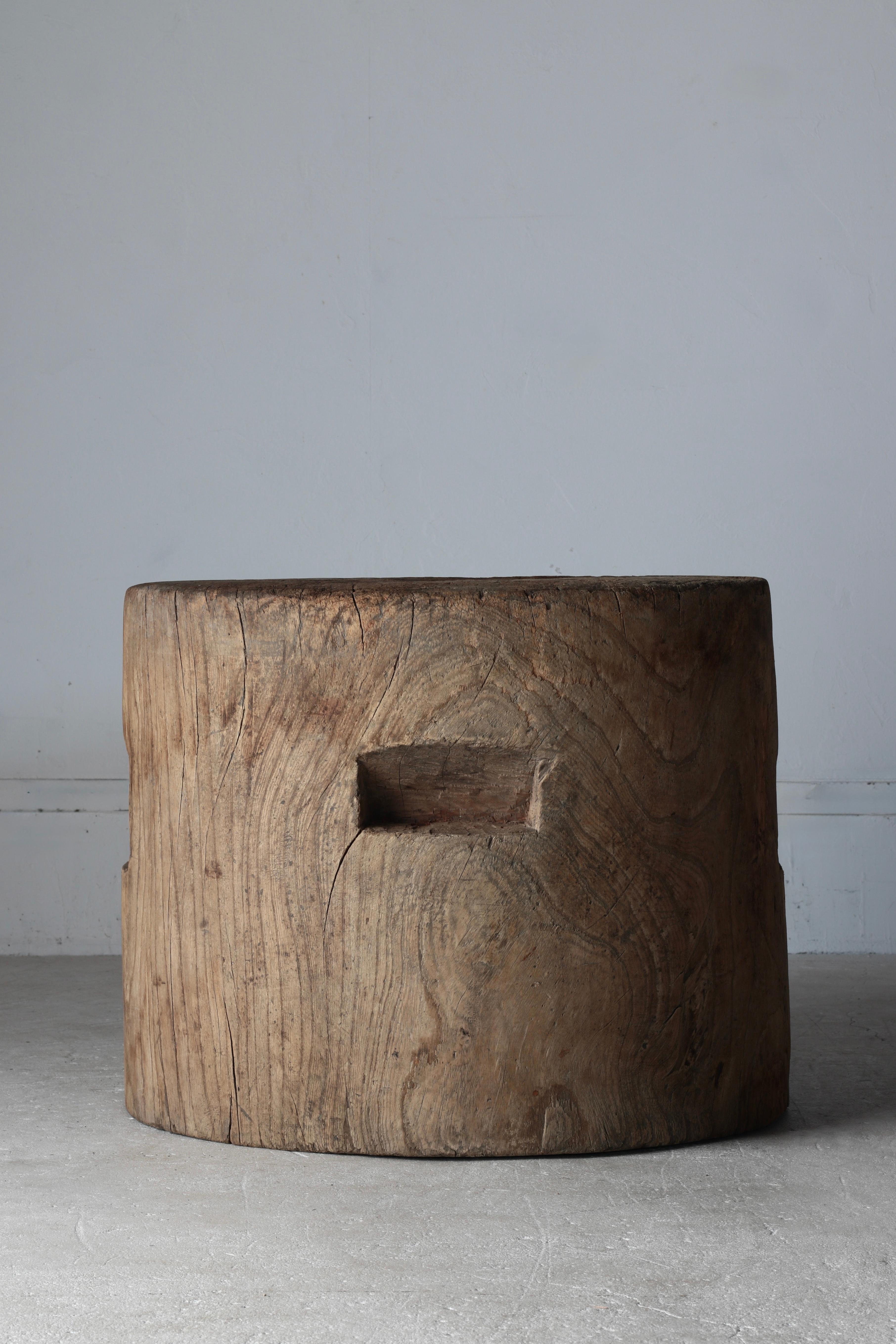 Sculpté à la main Table basse/ table d'appoint japonaise en bois ancien/ 1868-1912s Wabi-sabi Primitive en vente