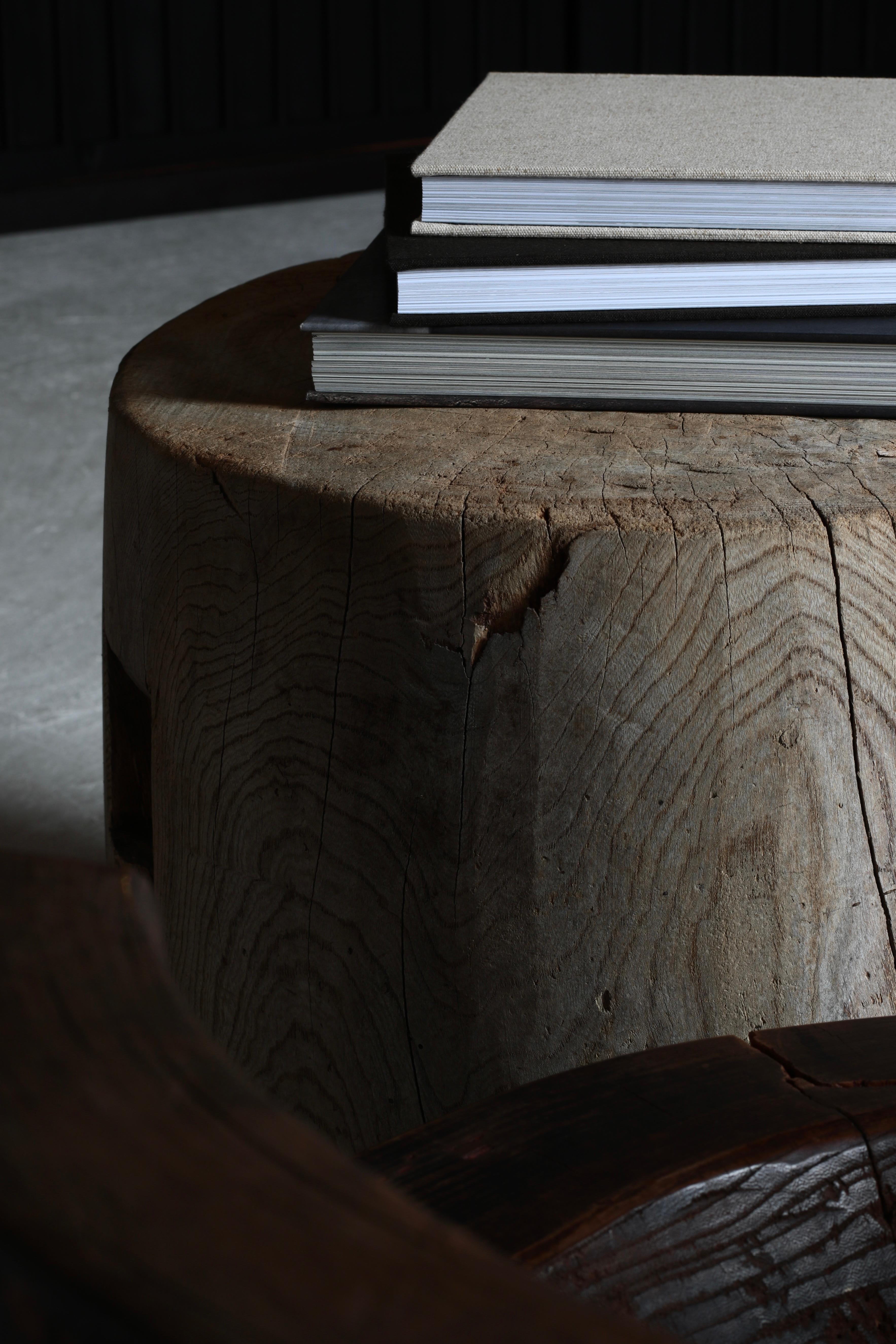 Antiker japanischer antiker Holz-Couchtisch / Beistelltisch/Beistelltisch/ 1868-1912er Jahre Wabi-sabi Primitiv im Angebot 12